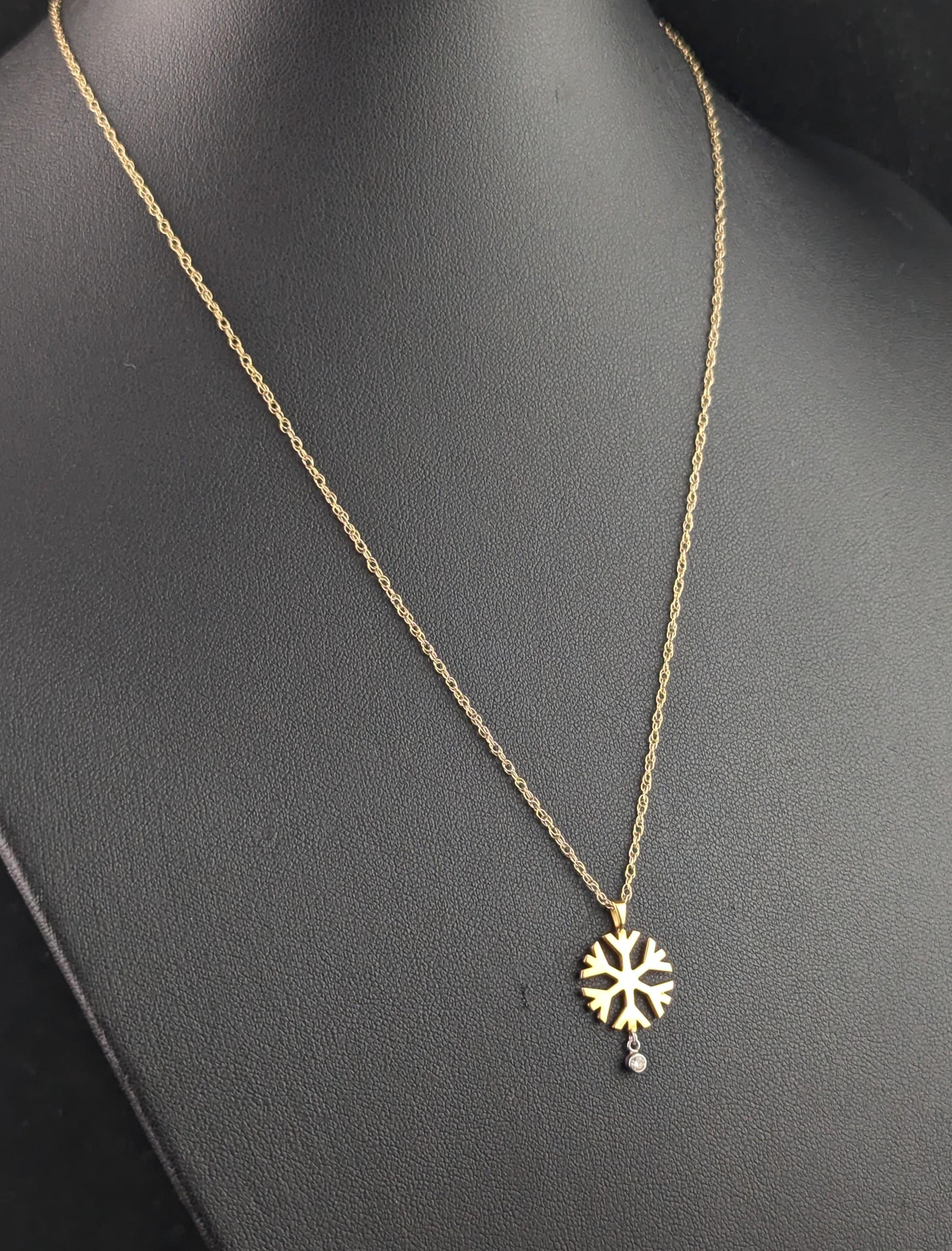 Vintage Diamond snowflake pendant, 18k gold, chain necklace For Sale 1
