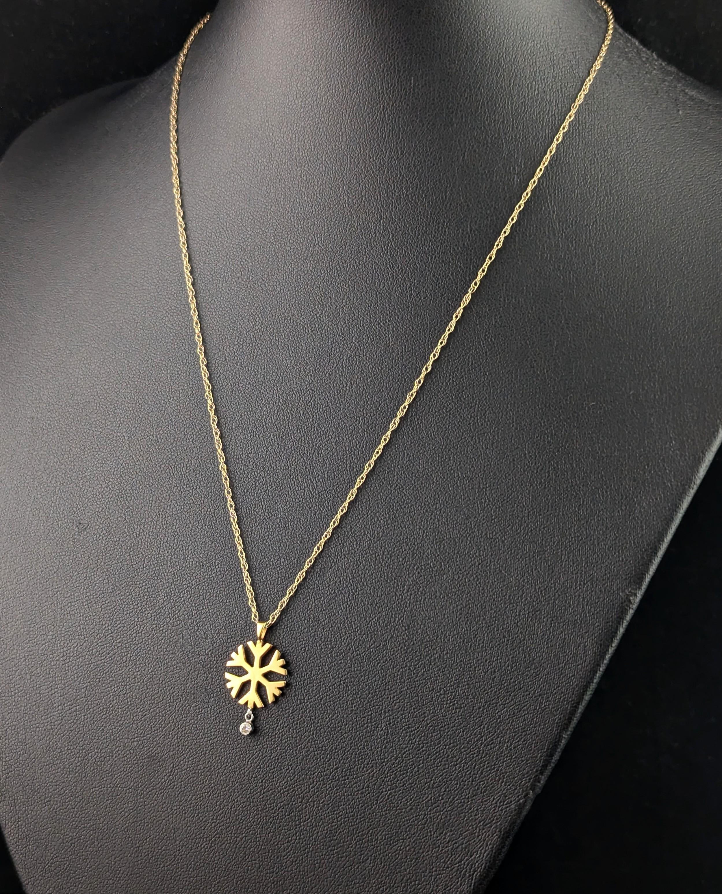 Vintage Diamond snowflake pendant, 18k gold, chain necklace For Sale 2