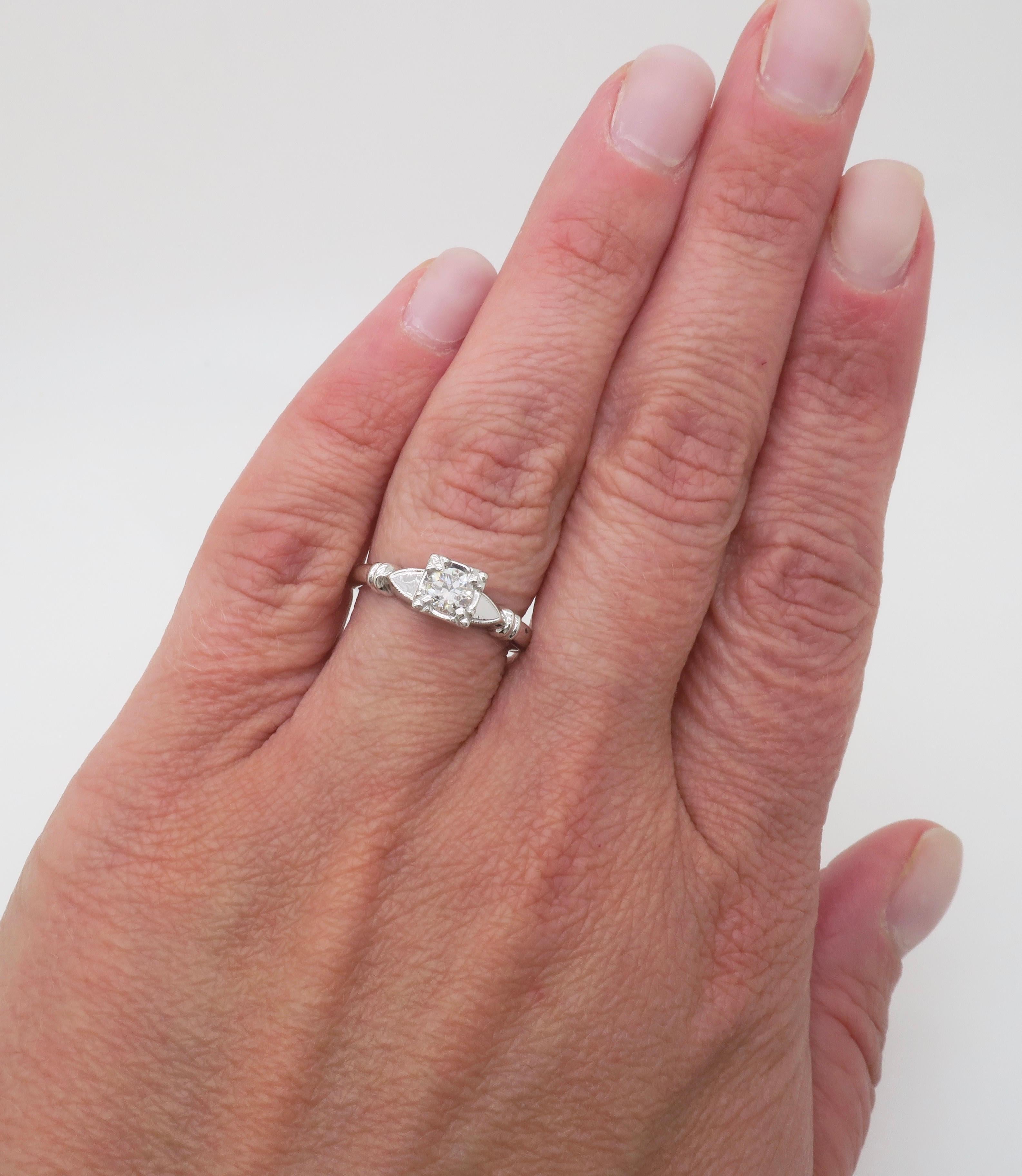 Bague vintage en or blanc 14k avec solitaire en diamant. 

Pierre précieuse : Diamant extrait de la terre
Poids en carats du diamant : .30ctw
Taille du diamant : Taille européenne ancienne 
Couleur : G
Clarté : VS2
Métal : Or blanc 14K 
Poids : 2,8