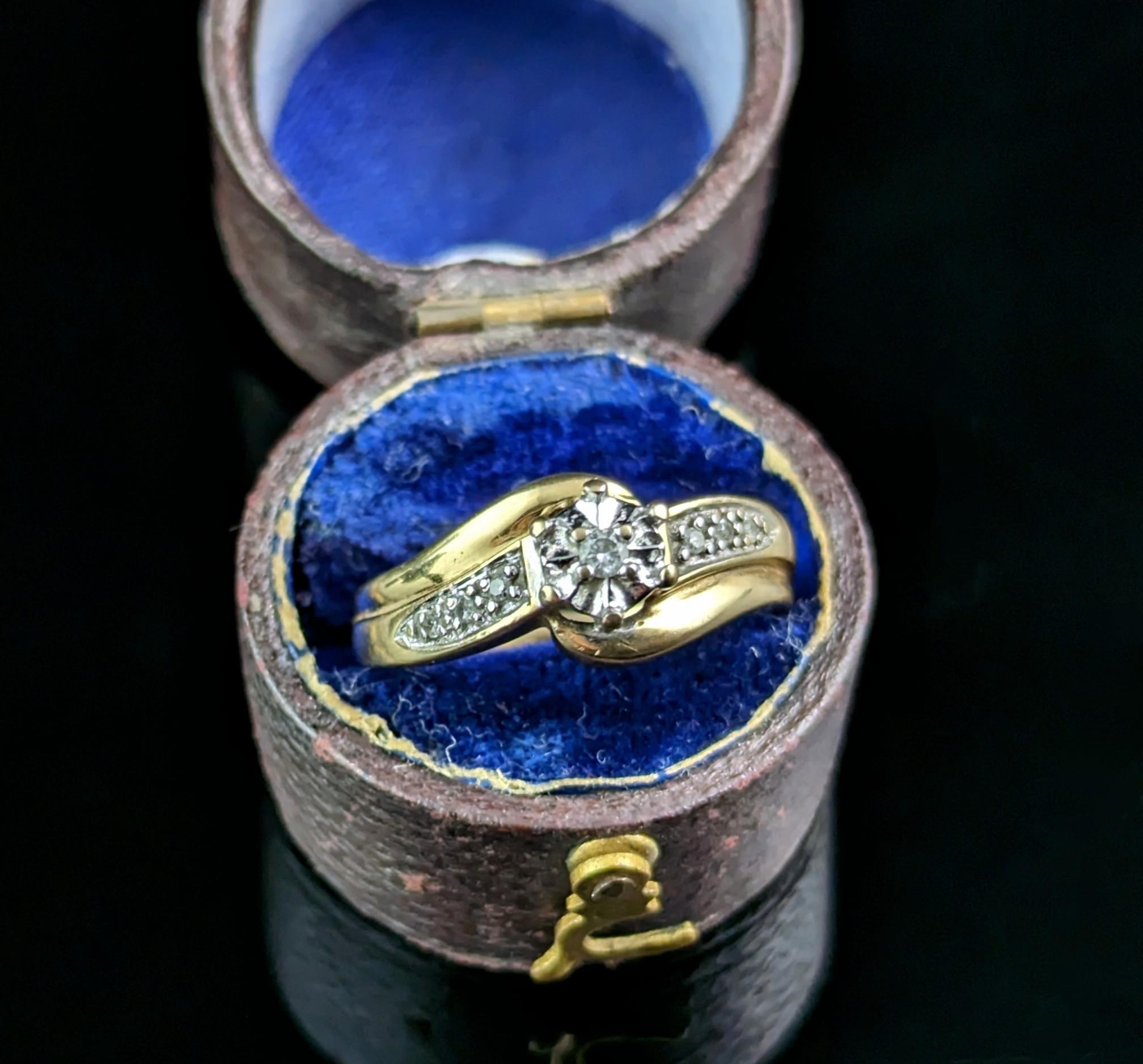 Vintage Diamond solitaire ring, 9k yellow gold, crossover  In Good Condition For Sale In NEWARK, GB