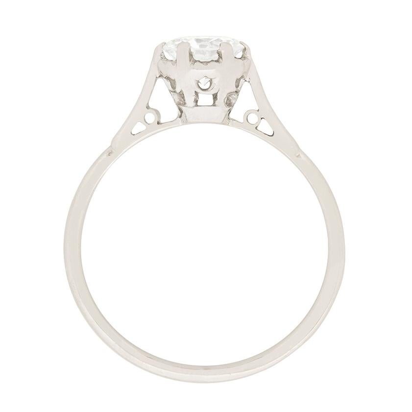 Il s'agit d'une magnifique bague de fiançailles solitaire en diamant des années 1950, d'une grande simplicité. La pierre centrale est sertie à la main de manière experte dans les griffes et repose dans une pince artisanale. Les détails sont