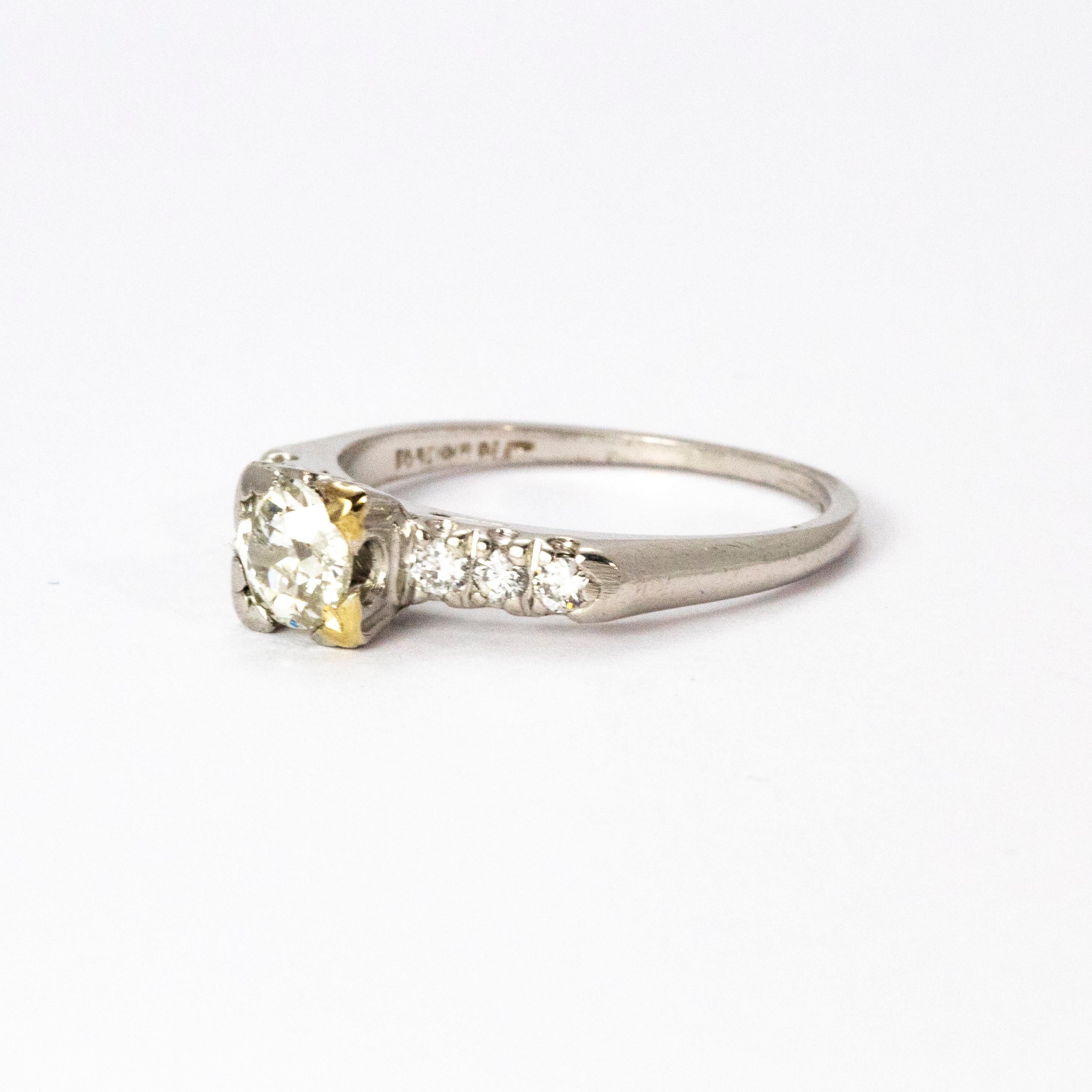 Ein atemberaubender Solitär-Diamantring im Vintage-Stil. Der schöne zentrale alte europäische Schliff Diamant misst 80 Punkte, H Farbe und VS2 Klarheit. Die Schultern sind jeweils mit einem Trio von Diamanten besetzt. Modelliert in