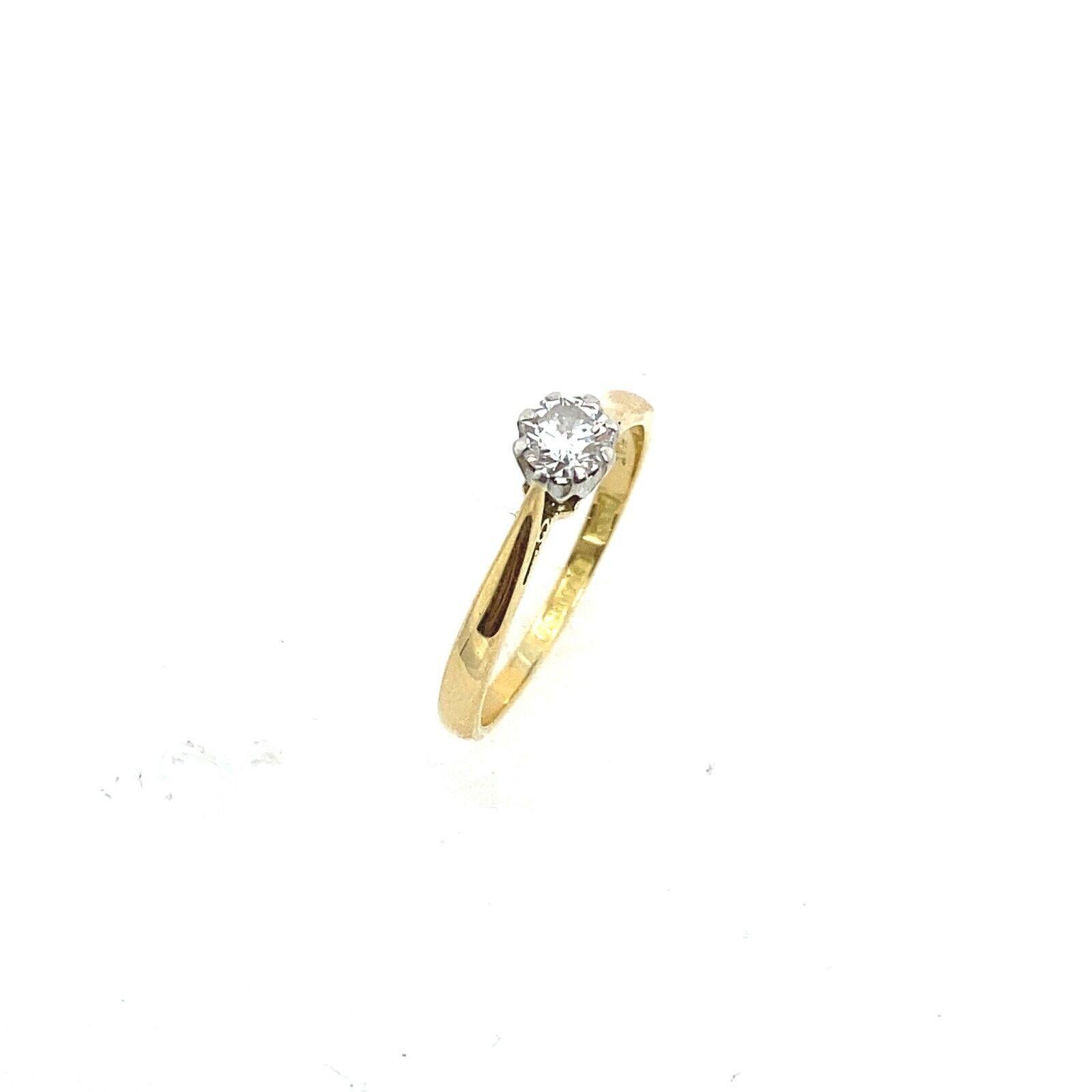 Dieser Solitär-Diamantring besteht aus einem runden Diamanten mit Brillantschliff und einer Reinheit von 0,25ct G-H/SI1 in einer Fassung aus 18ct Gelbgold und Platin. Das einzigartige Design dieses Rings macht ihn zu einem zeitlosen