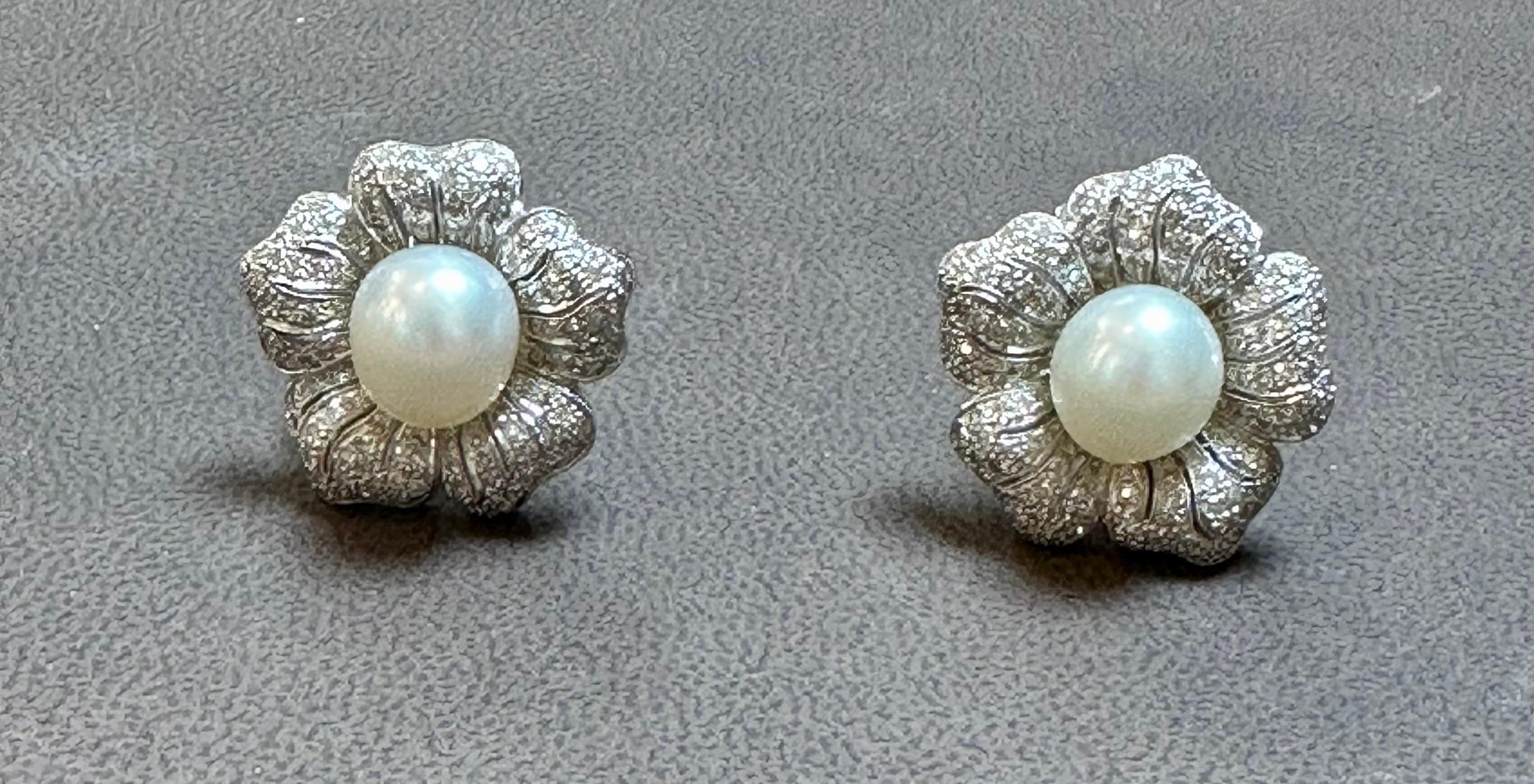 Vintage Diamond South Sea Pearl Flower 18K White Gold , Clip on / Collapsible In Excellent Condition For Sale In New York, NY