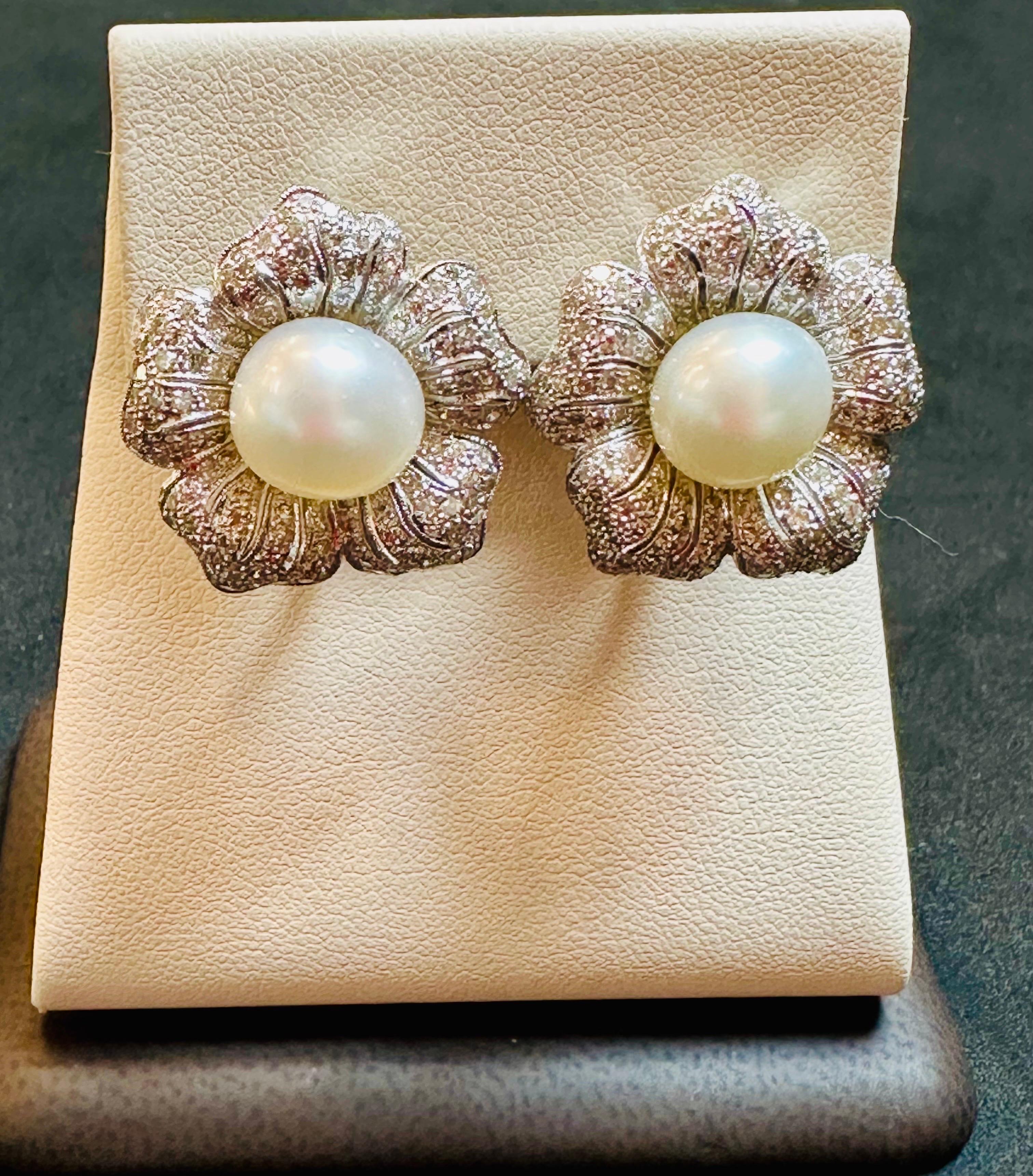 Vintage Diamond South Sea Pearl Flower 18K White Gold , Clip on / Collapsible For Sale 2