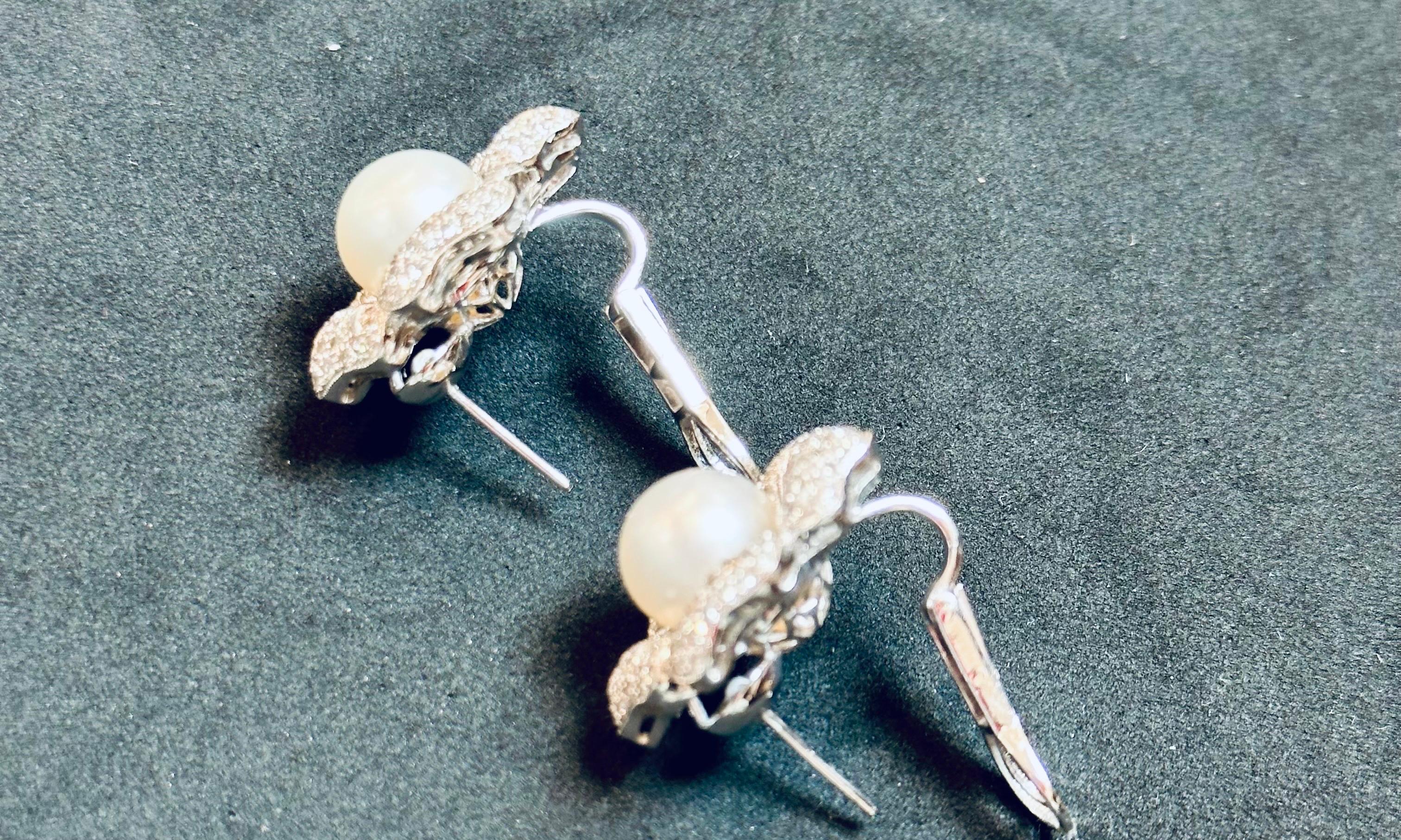 Vintage Diamond South Sea Pearl Flower 18K White Gold , Clip on / Collapsible For Sale 4