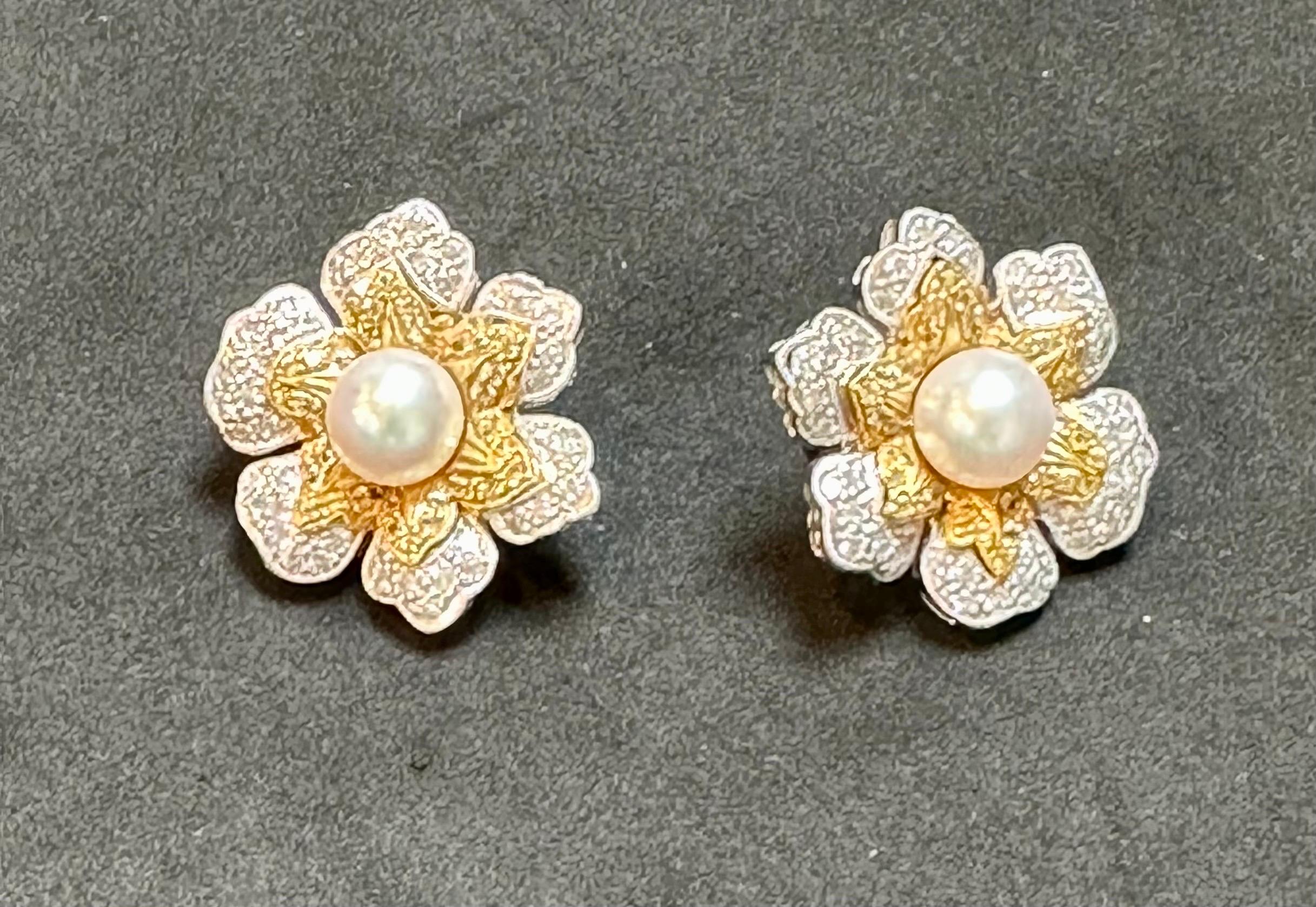 Vintage Diamond South Sea Pearl Platinum Large Flower Clip on Earrings, Two tone
Beautiful estate piece
The Earrings are composed of 2 finest 9  mm south sea pearl  with no blemishes on it ,  pearls of an incredibly high luster  
These earrings are