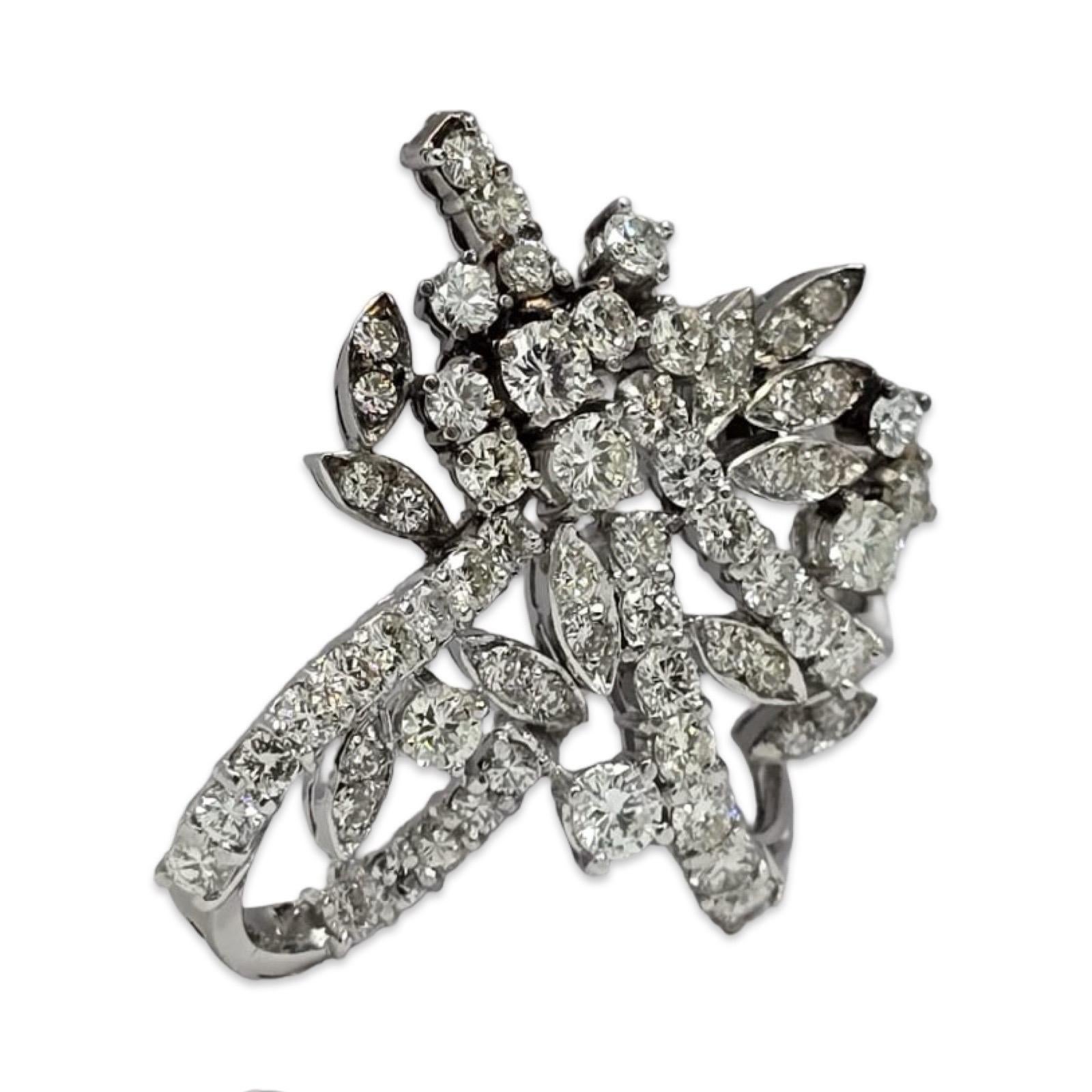 Kühne und elegante Anhänger im Vintage-Stil mit rund 5,00 Karat Diamanten im Brillantschliff, gefasst in 18-karätigem Weißgold. Dieses von Blumen inspirierte Design, das früher eine Brosche war, wurde fachmännisch in einen Anhänger umgewandelt und