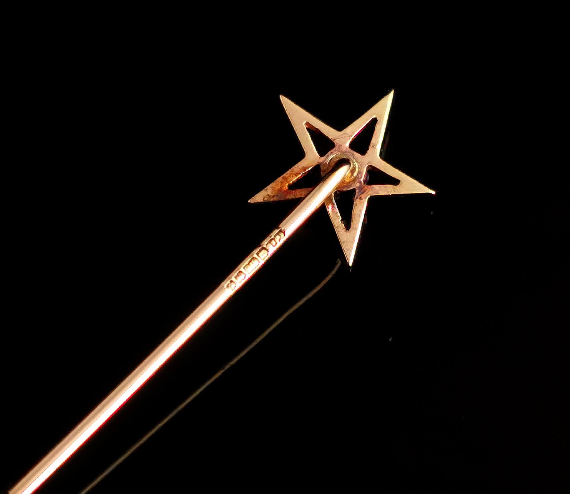 Vintage Diamond Star Stick Pin, 9 Karat Yellow Gold In Good Condition In NEWARK, GB