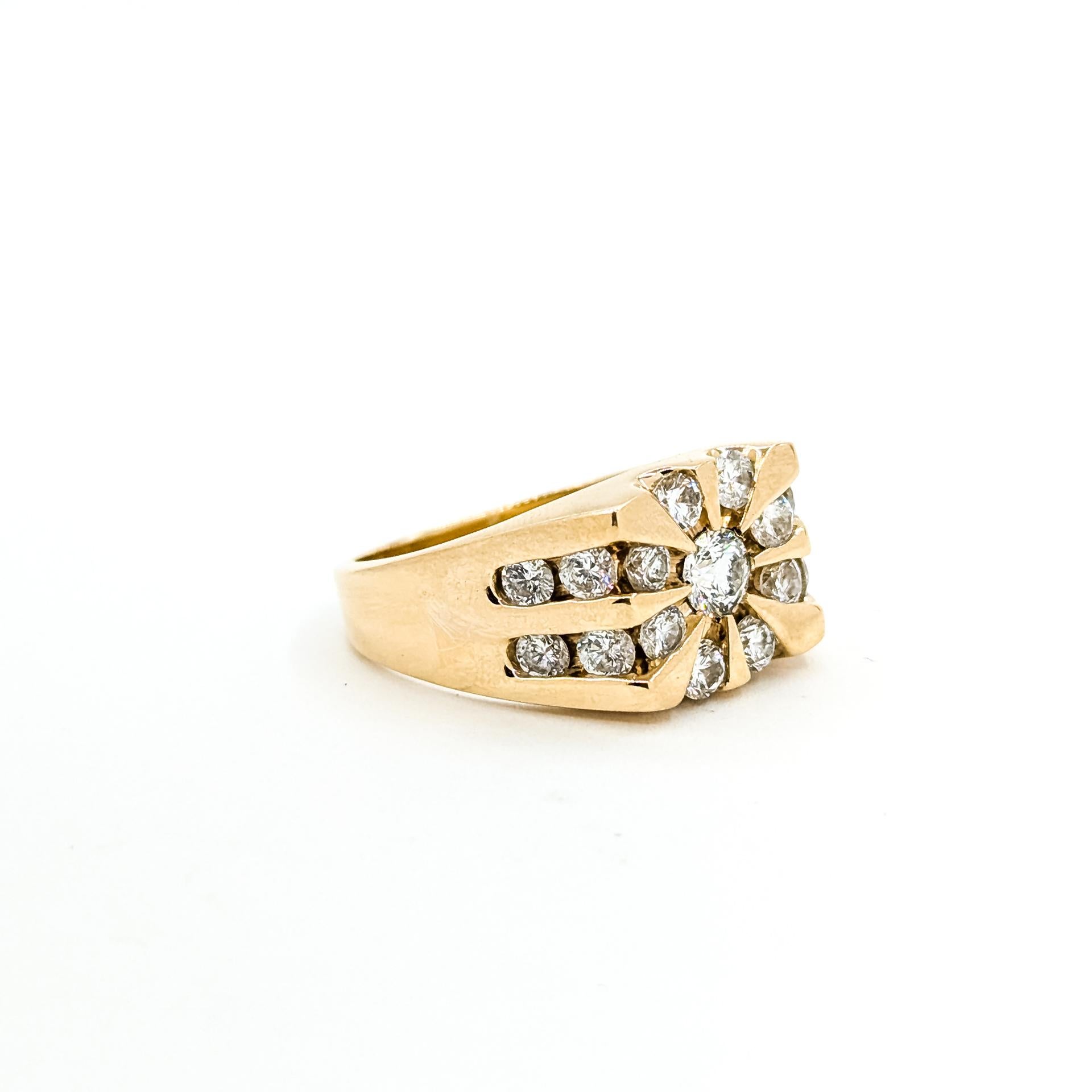 Dieser kühne Vintage-Ring ist aus 14-karätigem Gelbgold gefertigt und zeigt ein auffälliges Starburst-Design, das mit runden Brillanten von insgesamt etwa 1,50 Karat besetzt ist. Die nahezu farblosen Diamanten mit den Reinheitsgraden SI bis I