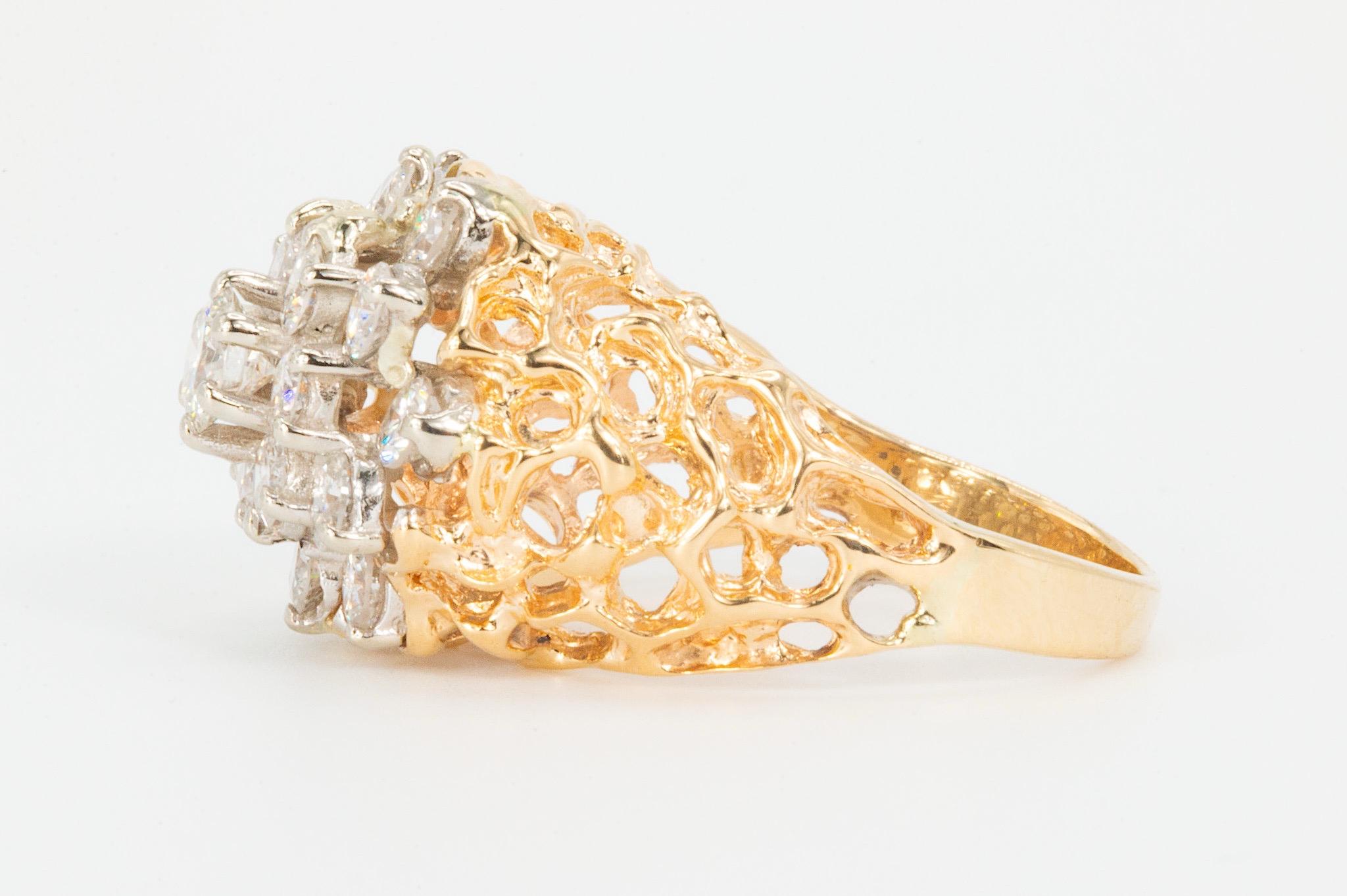 Taille ronde Bague de déclaration en or jaune 14K avec diamant vintage en vente