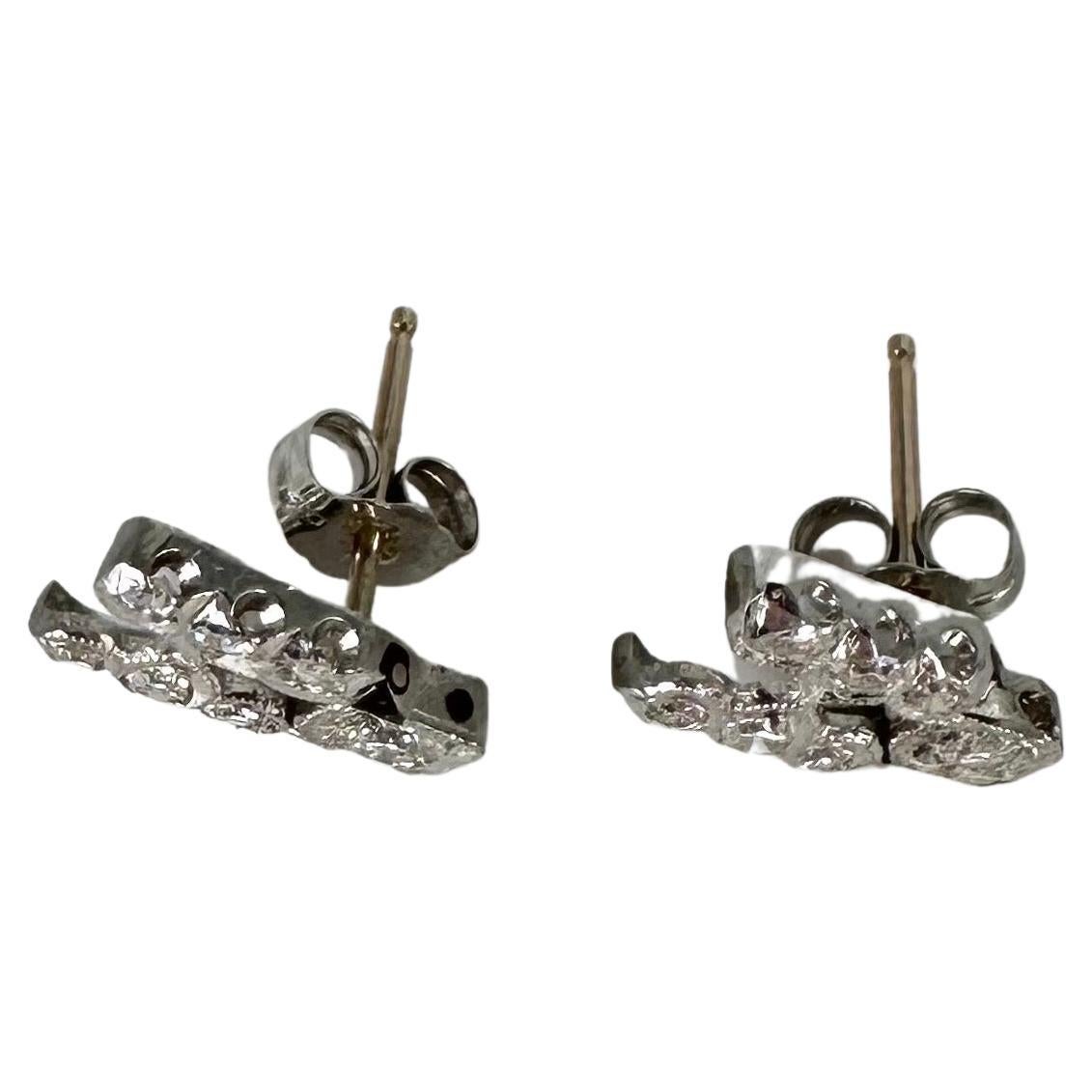 Vintage diamond stud earrings in 14KT white gold. Very interesting artwork, some art deco motif present with some classical earrings style.

GOLD: 14KT gold
NATURAL DIAMOND(S)
Clarity/Color: VS/F
Carat:0.25ct
Grams:2.52
Item#: 150-000160MOT



WHAT