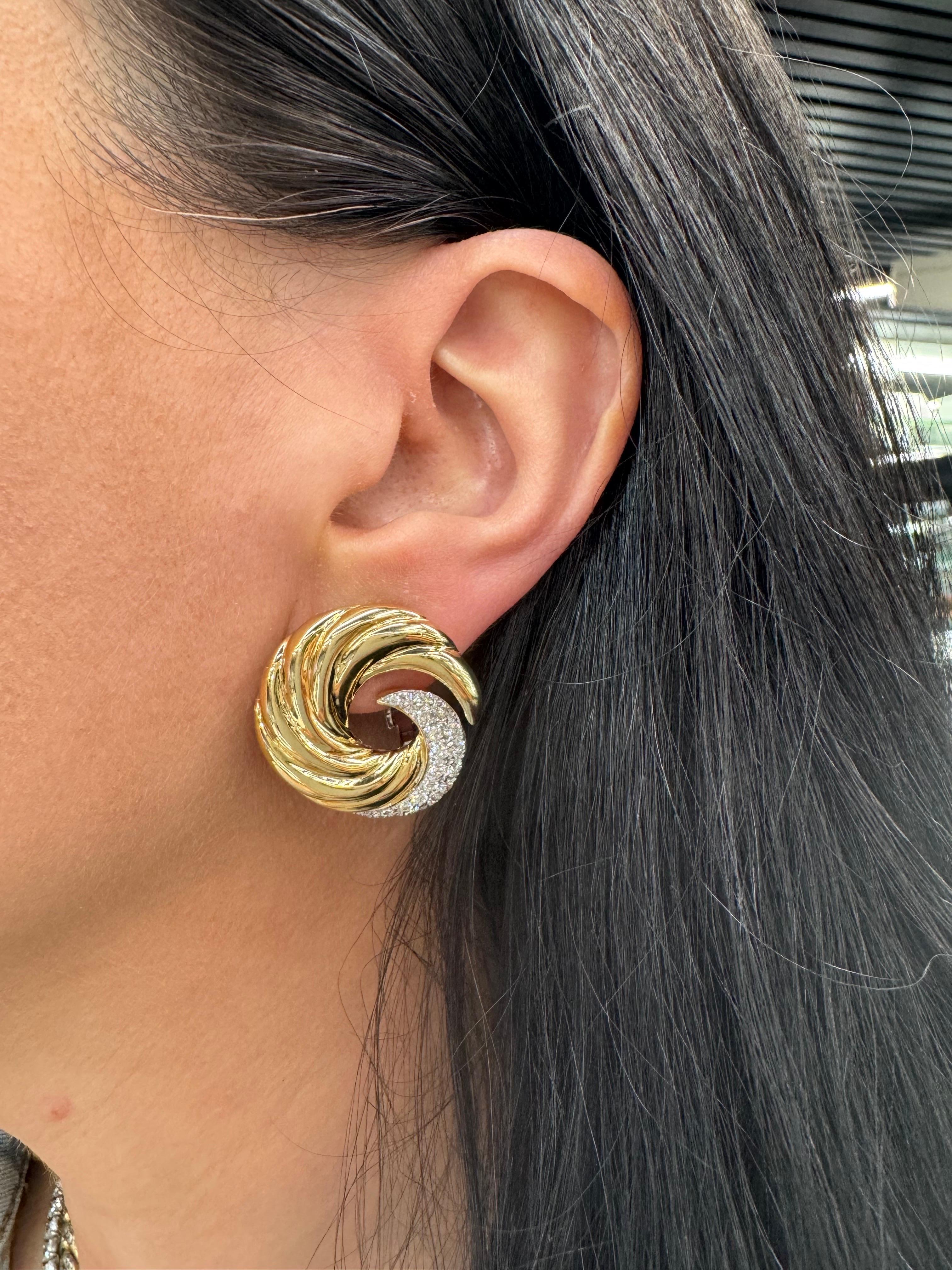Round Cut Vintage Diamond Swirl Earrings 1.37 Carats 18 Karat Yellow Gold For Sale