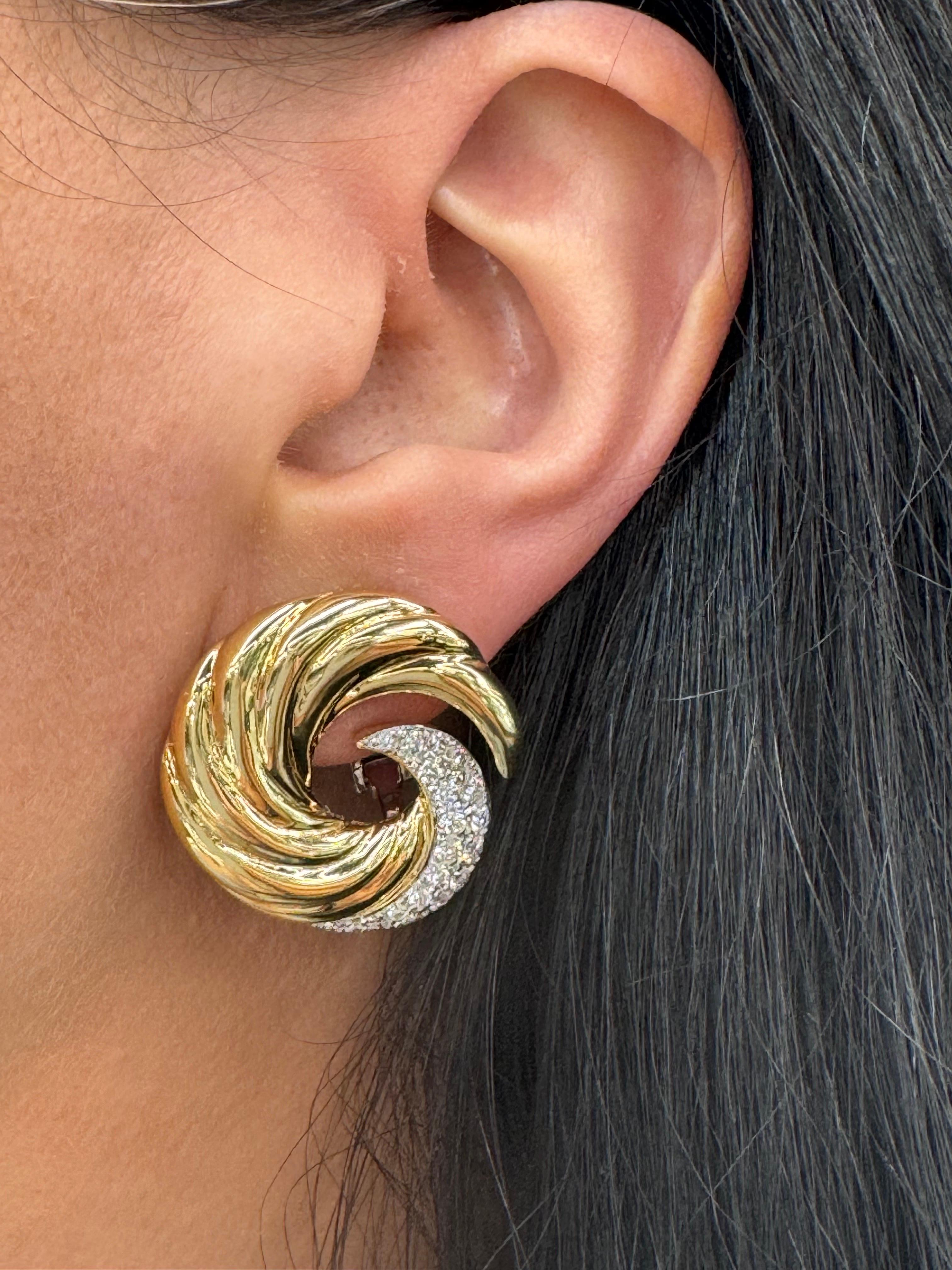 Vintage Diamond Swirl Earrings 1.37 Carats 18 Karat Yellow Gold In Excellent Condition For Sale In New York, NY