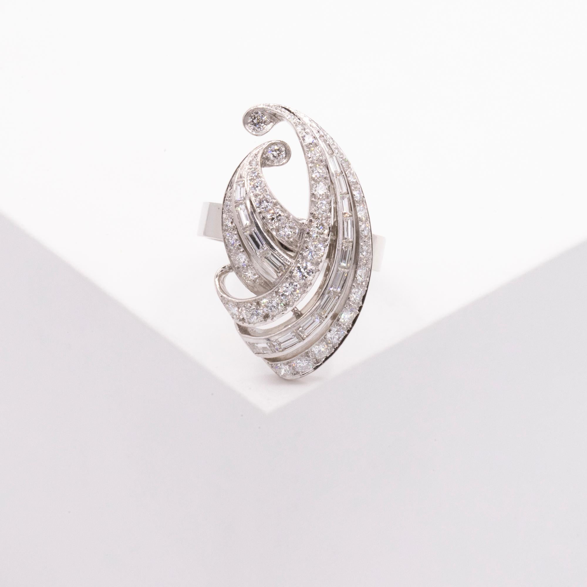 Vintage Diamond Swirl Ring In Excellent Condition In Princeton, NJ