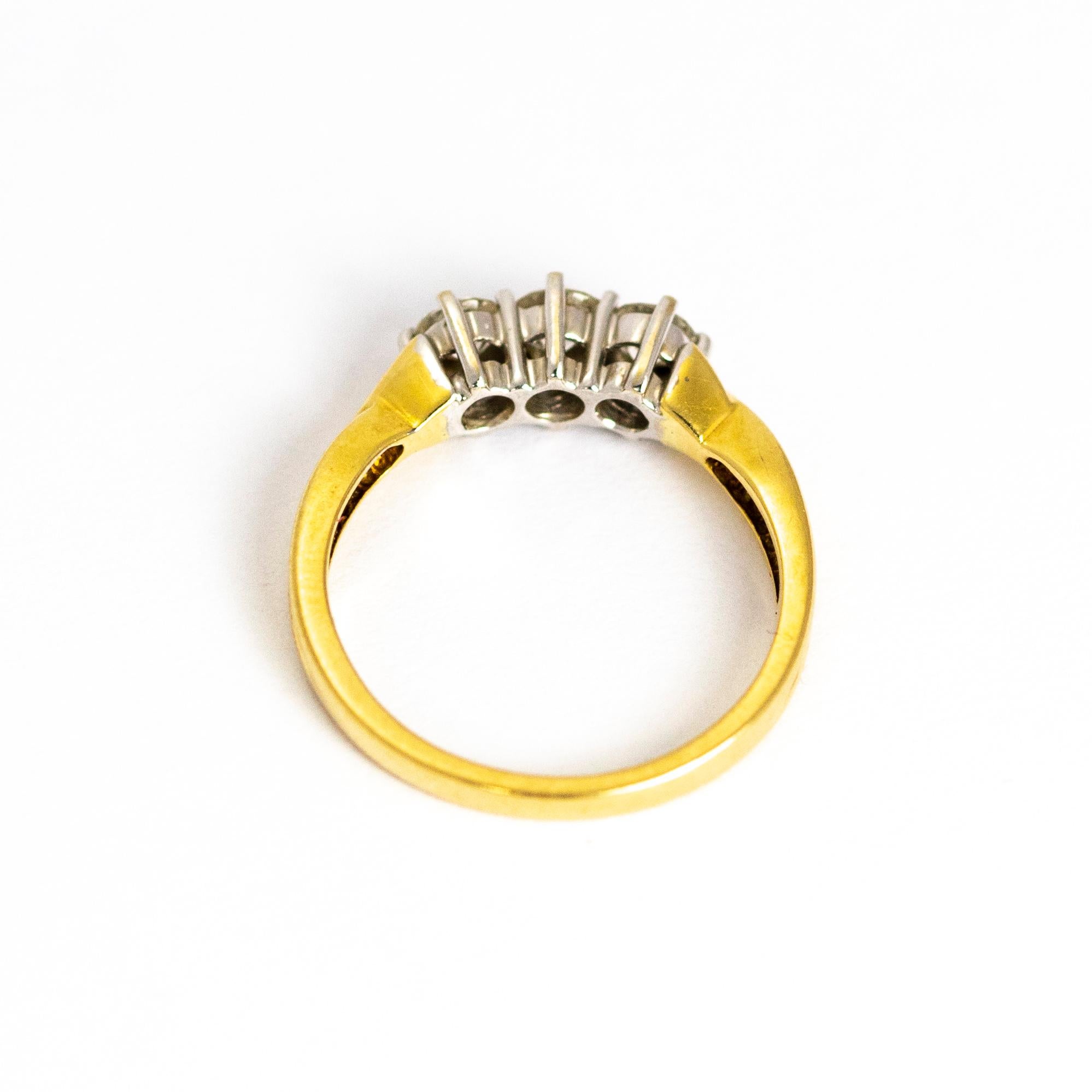 Vintage Diamond Three-Stone 18 Carat Gold Ring For Sale 1