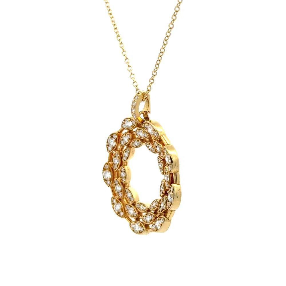 Semplicemente bello! Collana con ciondolo in oro con diamanti RBC. Ciondolo in oro con triplo cerchio smerlato aperto. Incastonato a mano con diamanti rotondi taglio Brilliante da 2.65tcw. Dimensioni approssimative: 1.5