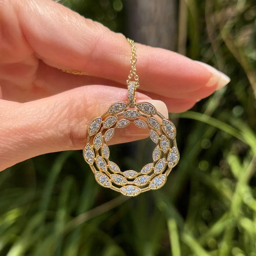 Modernista Vintage Diamond Triple Scalloped Gold Circle Collana con diamante e cerchio d'oro in vendita