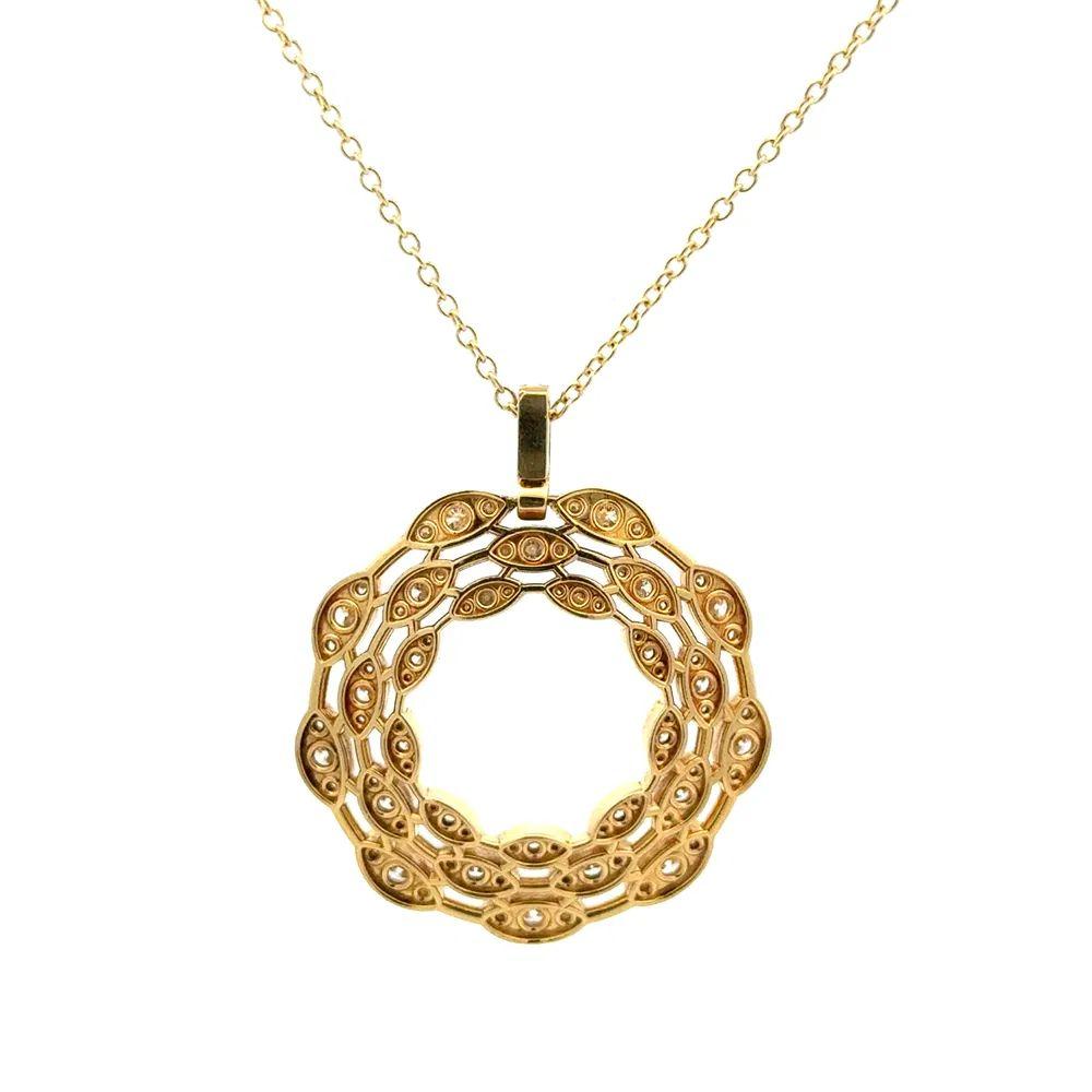Vintage Diamond Triple Scalloped Gold Circle Collana con diamante e cerchio d'oro In condizioni ottime in vendita a Montreal, QC