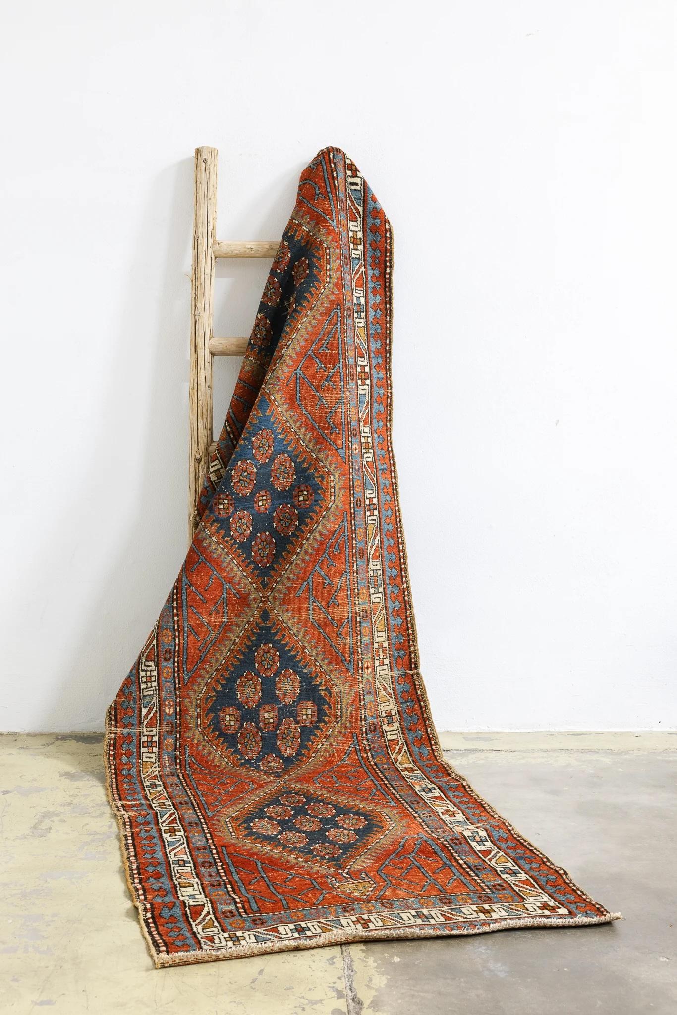 ALFOMBRA TURCA VINTAGE DIAMANTE

Una reliquia en cada hilo. Esta alfombra turca vintage tejida a mano muestra una atrevida paleta de óxido, azul marino intenso y añil lavado, con intrincados motivos geométricos de Anatolia y una pátina desgastada