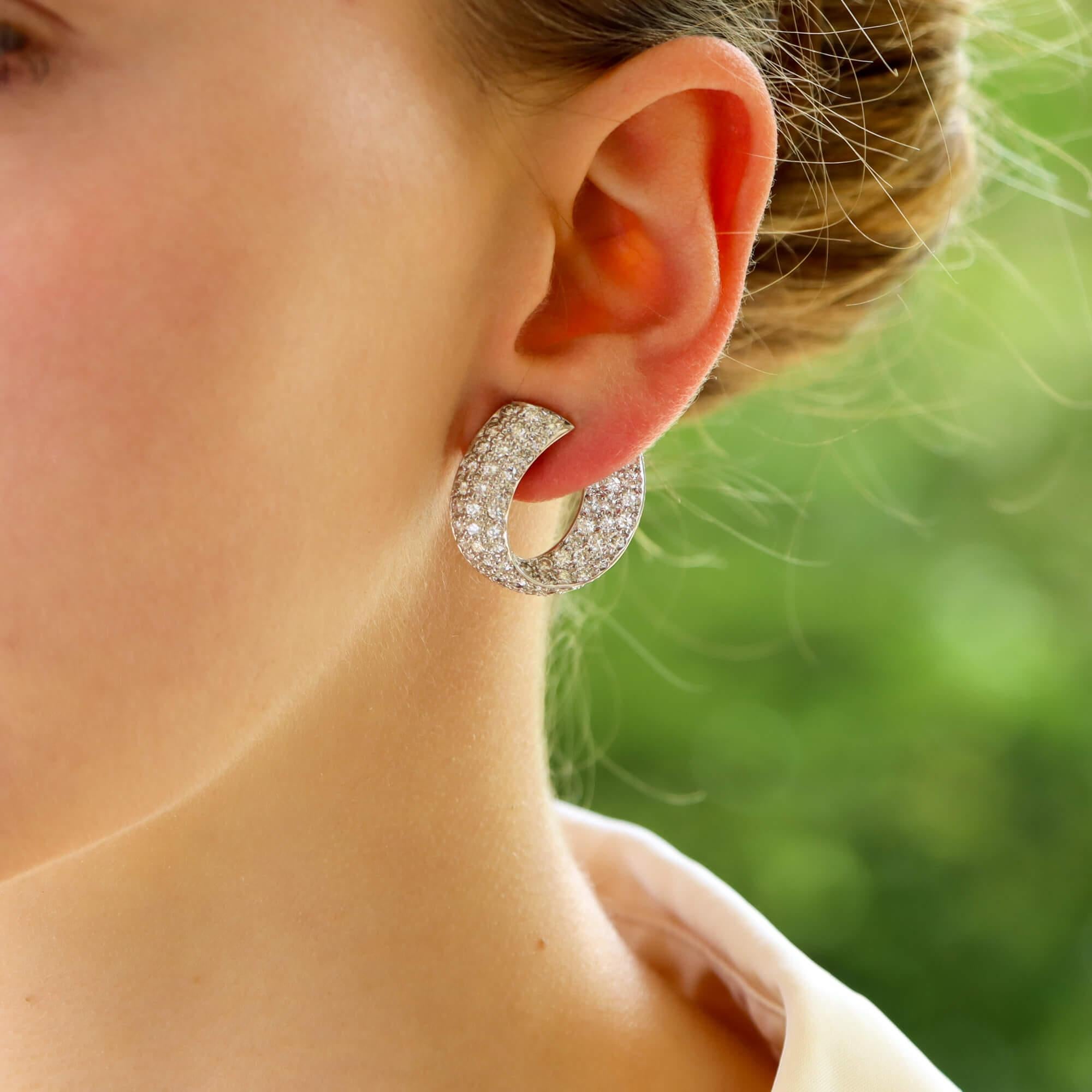  Ein schönes Paar Vintage-Diamant-Ohrringe in 18 Karat Weißgold.

Jeder Ohrring ist als gedrehter Reif gestaltet und durchgehend mit runden Diamanten im Brillantschliff besetzt. Die Reifchen sind so gestaltet, dass sie schräg am Ohr sitzen, damit