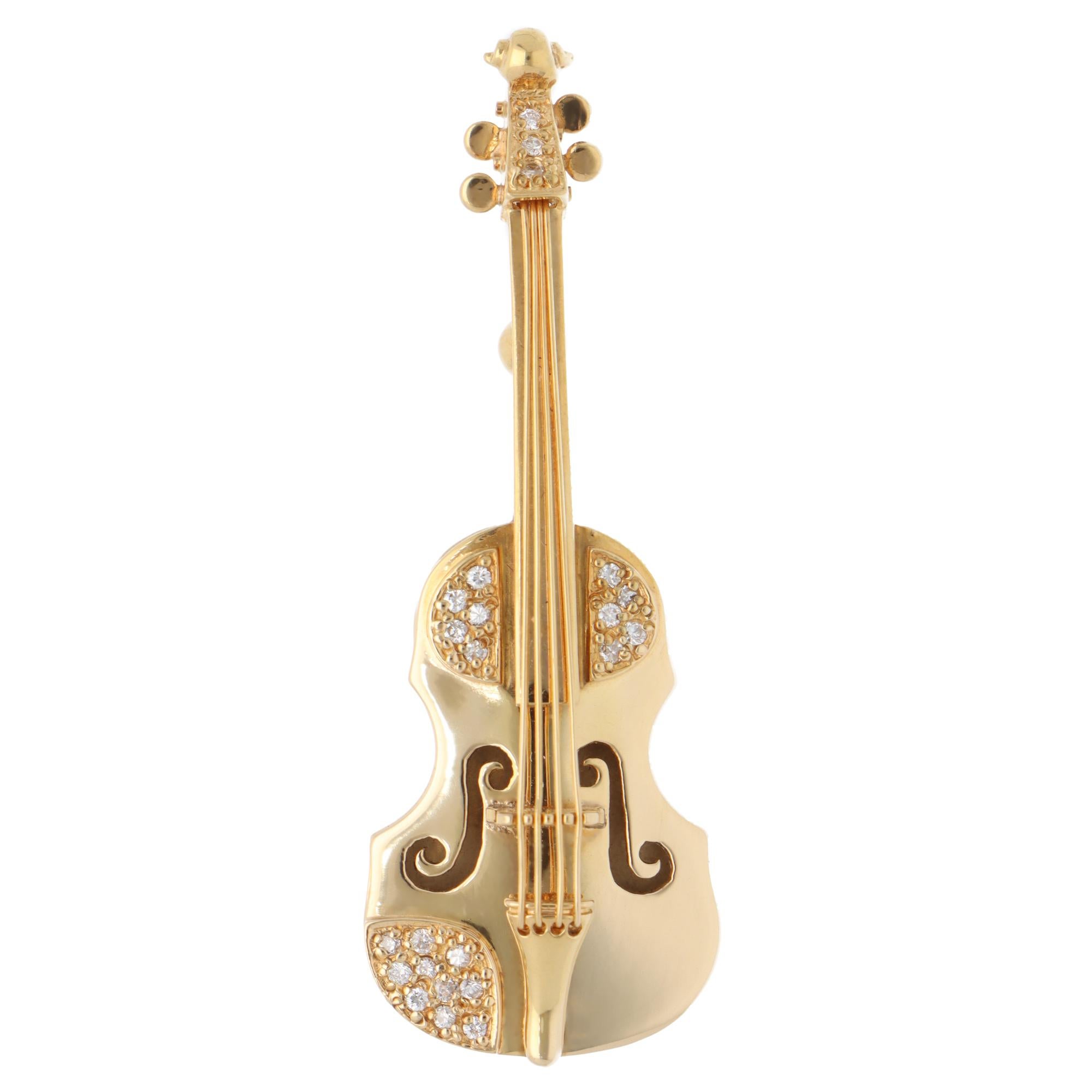 A beautifully detailed vintage diamond violin brooch set in 18k yellow gold.

The brooch depicts a violin with a number of well-craft thin strings. On the top plate of the violin, there are 20 round brilliant cut diamonds pavé set around the top