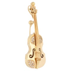 Spilla a forma di violino con diamante d'epoca in oro giallo