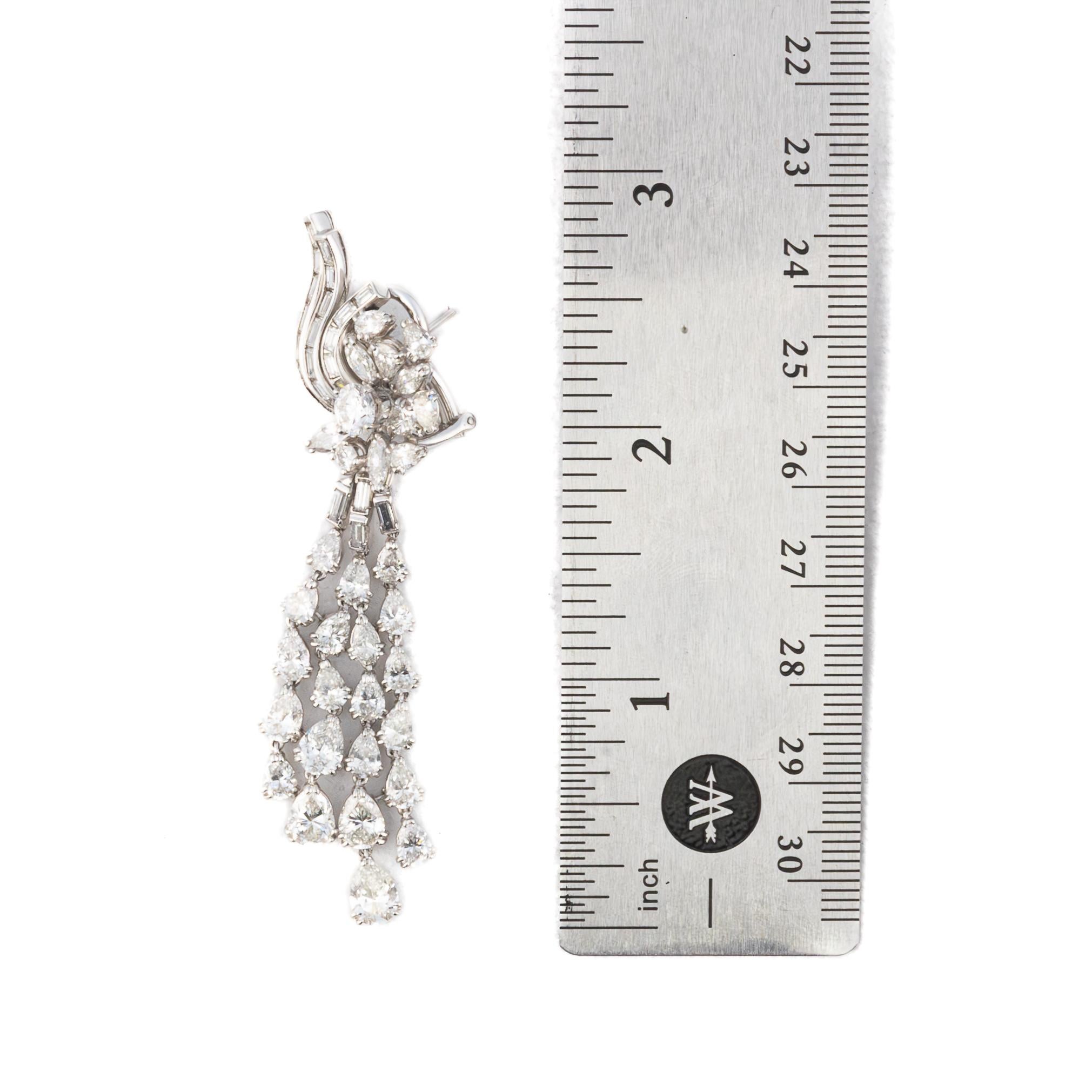 Pendientes cascada de diamantes vintage

Majestuoso en su encanto, este exquisito par de pendientes de platino está adornado con una impresionante disposición de 54 luminosos diamantes en forma de pera, 48 diamantes talla baguette ingeniosamente