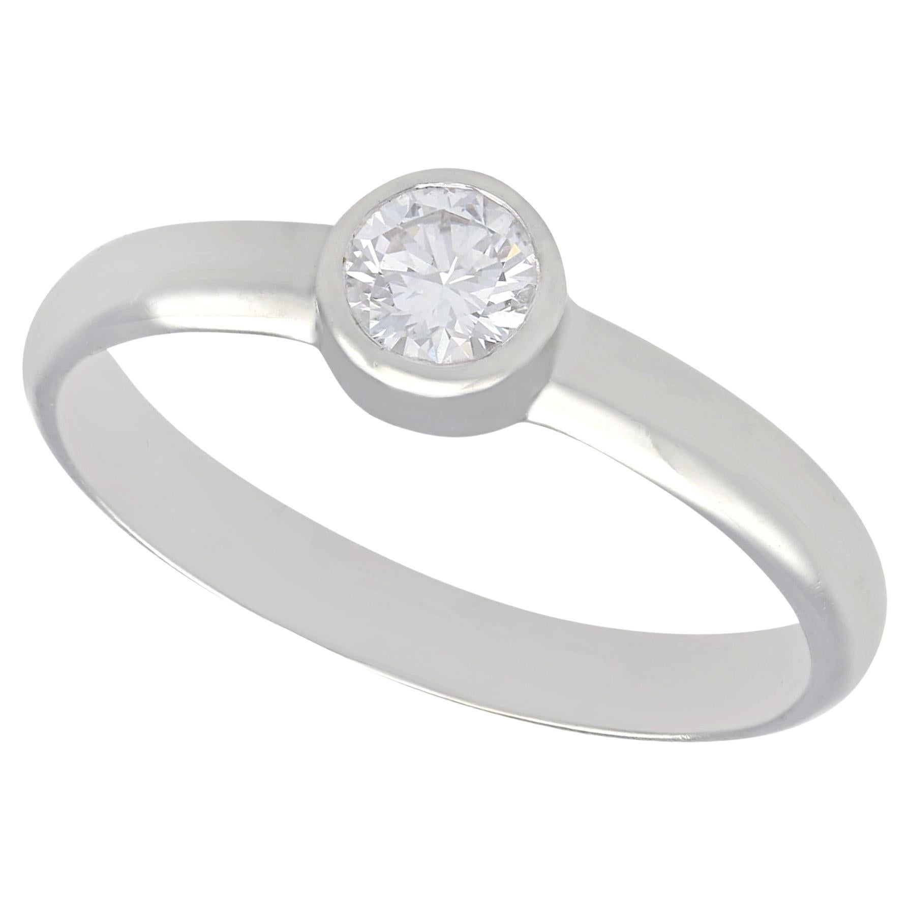Bague de fiançailles solitaire vintage en or blanc et diamants
