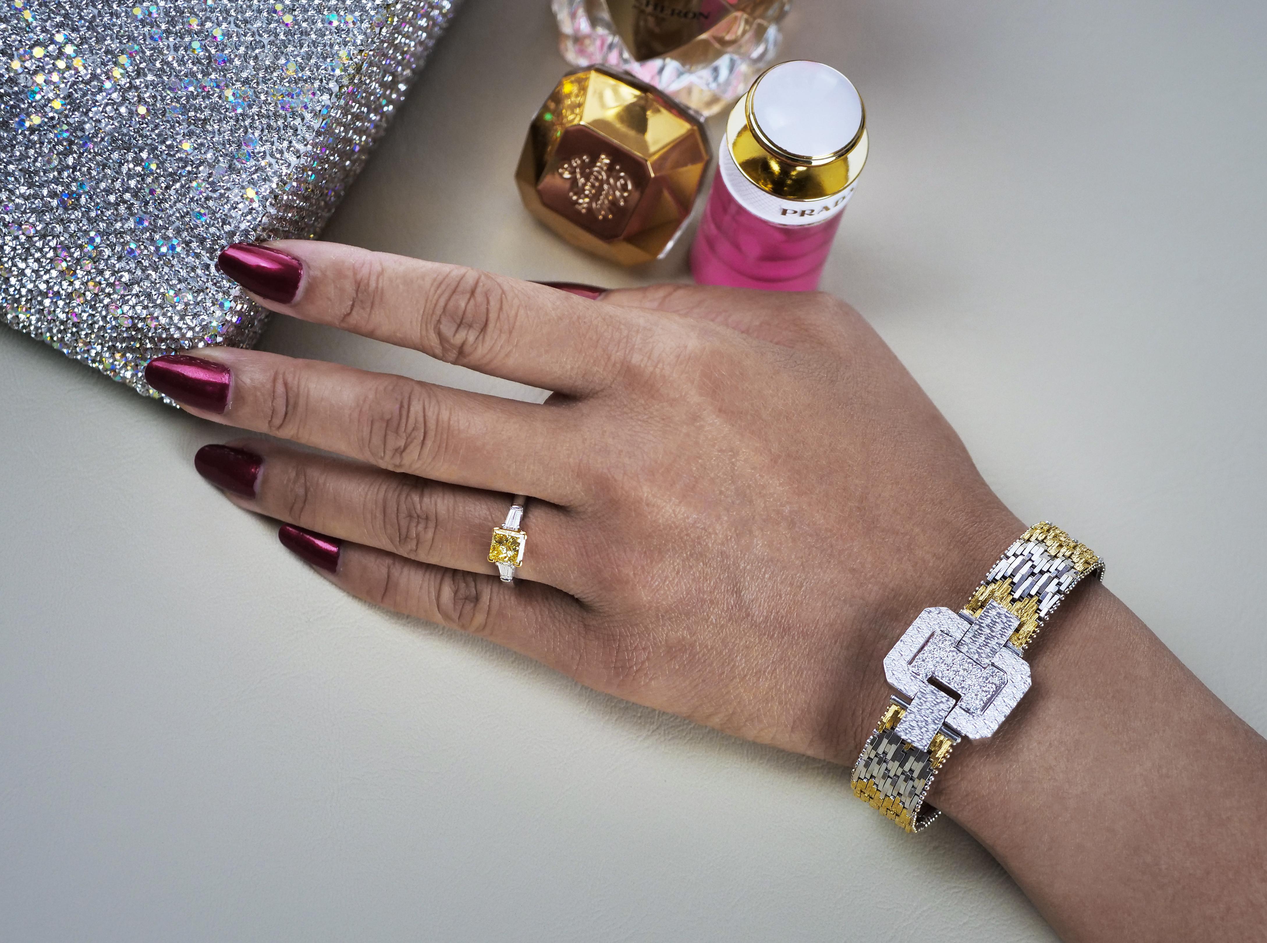 Bracelet à boucle large vintage en or blanc et jaune 18 carats avec diamants, années 1960 en vente 2