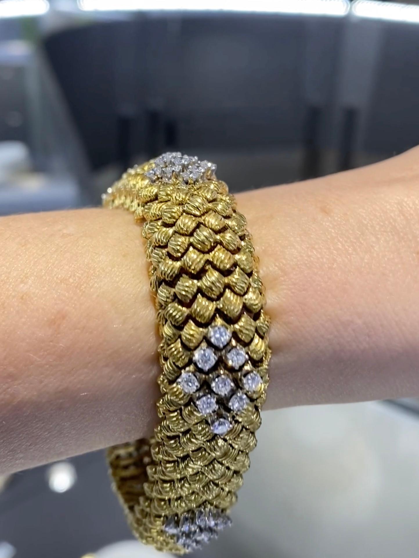 Pulsera flexible de oro tejida con diamantes vintage Corte redondo en venta
