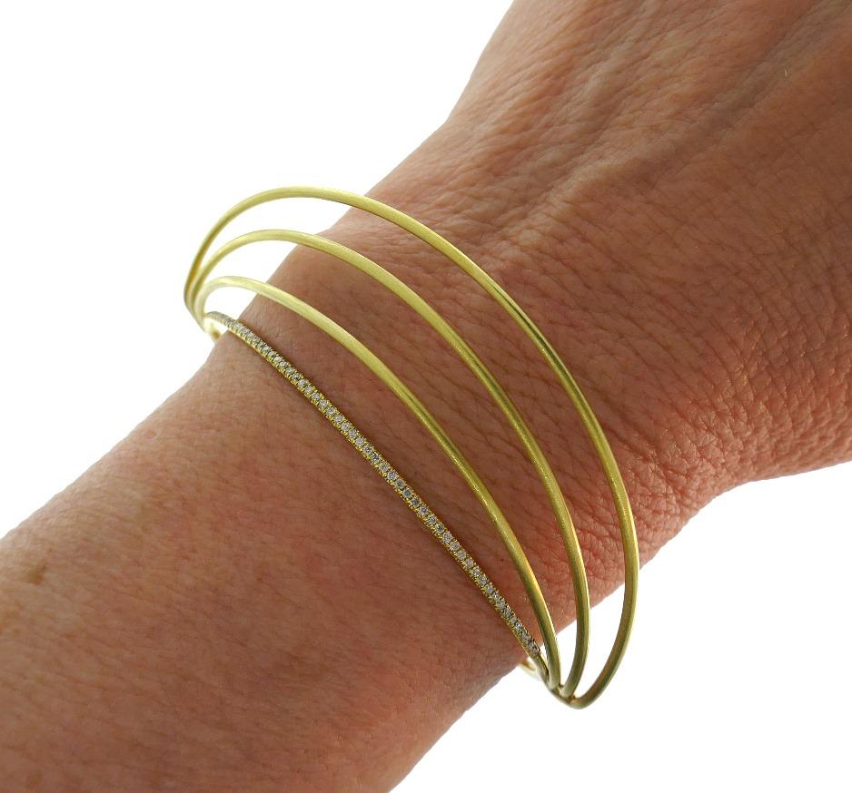 Un bracelet élégant et facile à porter.
Réalisé en or jaune 18 carats (testé) et serti de diamants ronds de taille brillant (couleur H-I et pureté VS, poids total d'environ 0,30 carat). 
Mesures : 7 x 2,2 cm (2-3/4 X 7/8 inches), convient aux