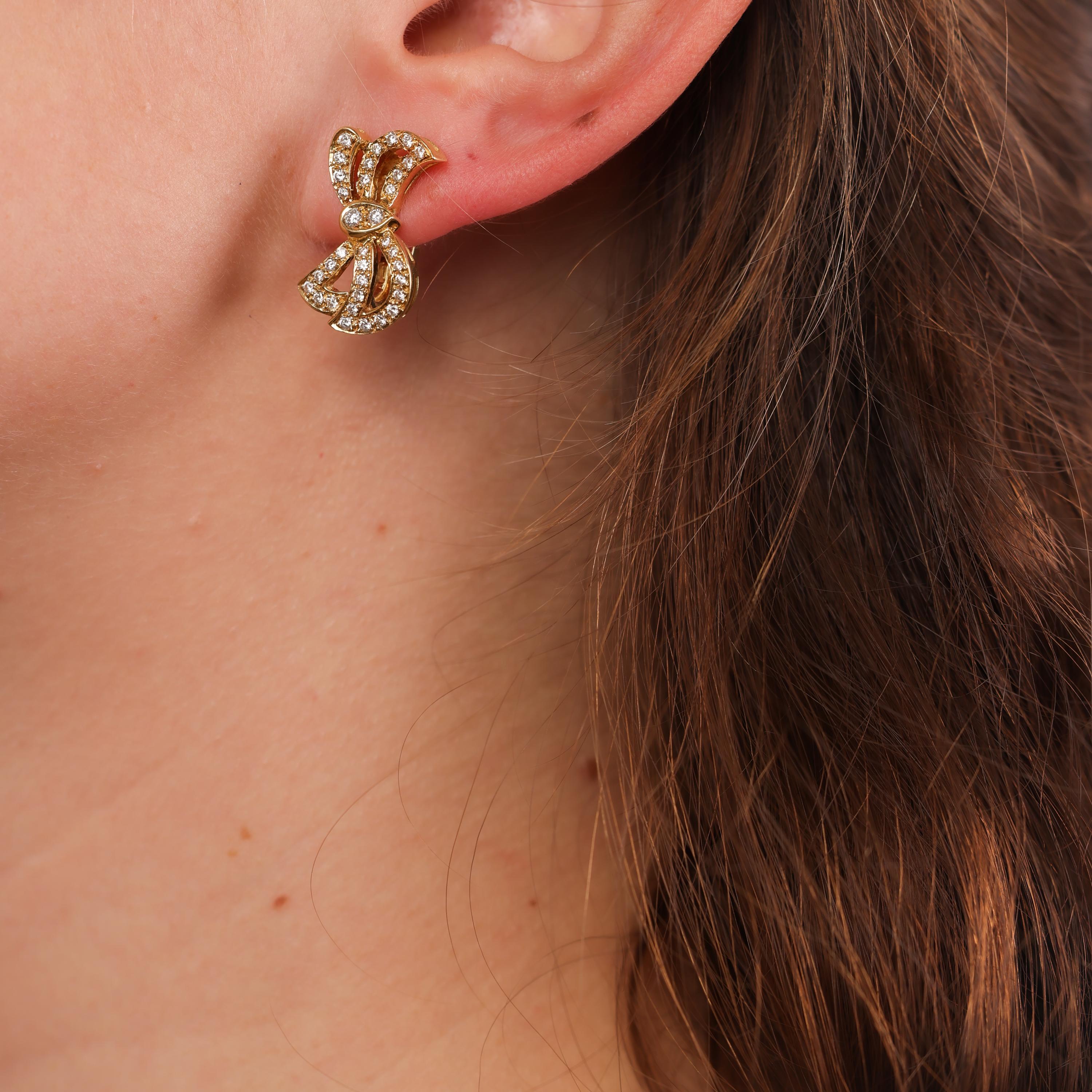 Estos pendientes vintage de oro amarillo de 18 quilates deslumbran con 70 diamantes brillantes, creando un diseño atrevido y sofisticado. Una pieza intemporal de la década de 1980.

Piedra central: 70 diamantes redondos talla brillante
Peso: