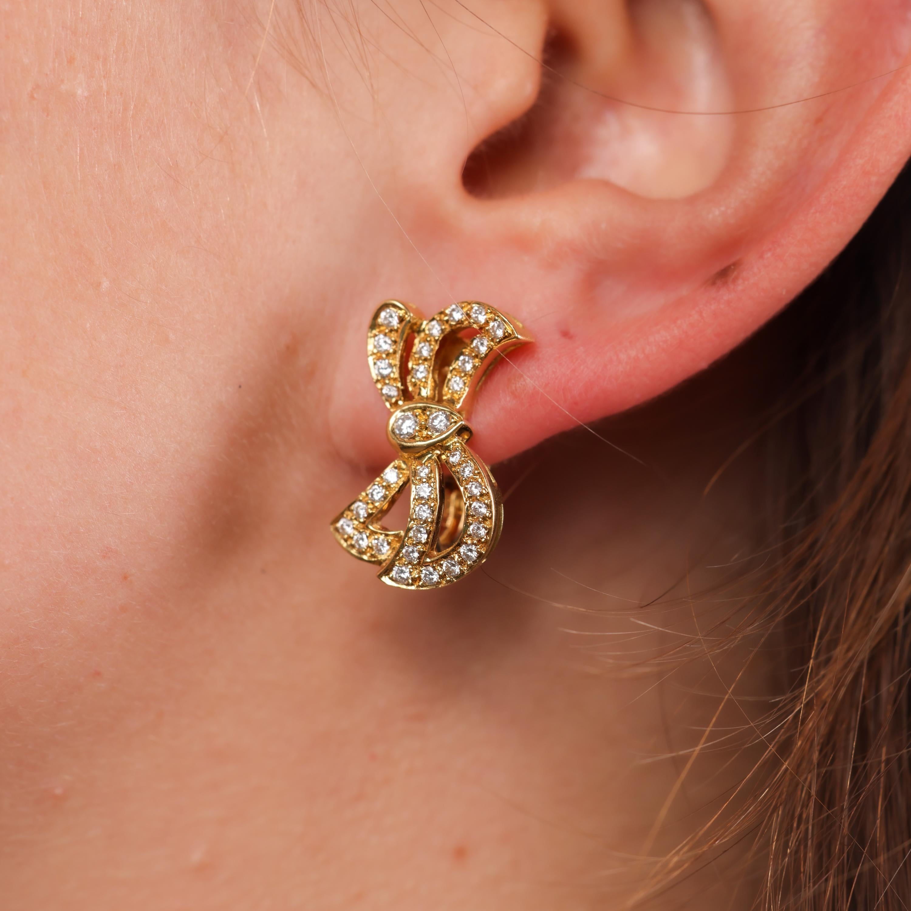 Pendientes de lazo vintage de oro amarillo con diamantes en Excelente Estado en Beverly Hills, CA