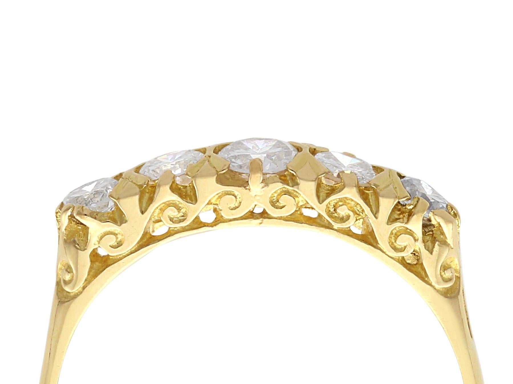 Eine feine und beeindruckende antike 0,84 Karat Diamant und 18 Karat Gelbgold fünf Stein-Ring; Teil unserer Vintage-Schmuck und Nachlass-Schmuck Sammlungen.

Dieser beeindruckende Vintage-Diamantring mit fünf Steinen ist aus 18 Karat Gelbgold