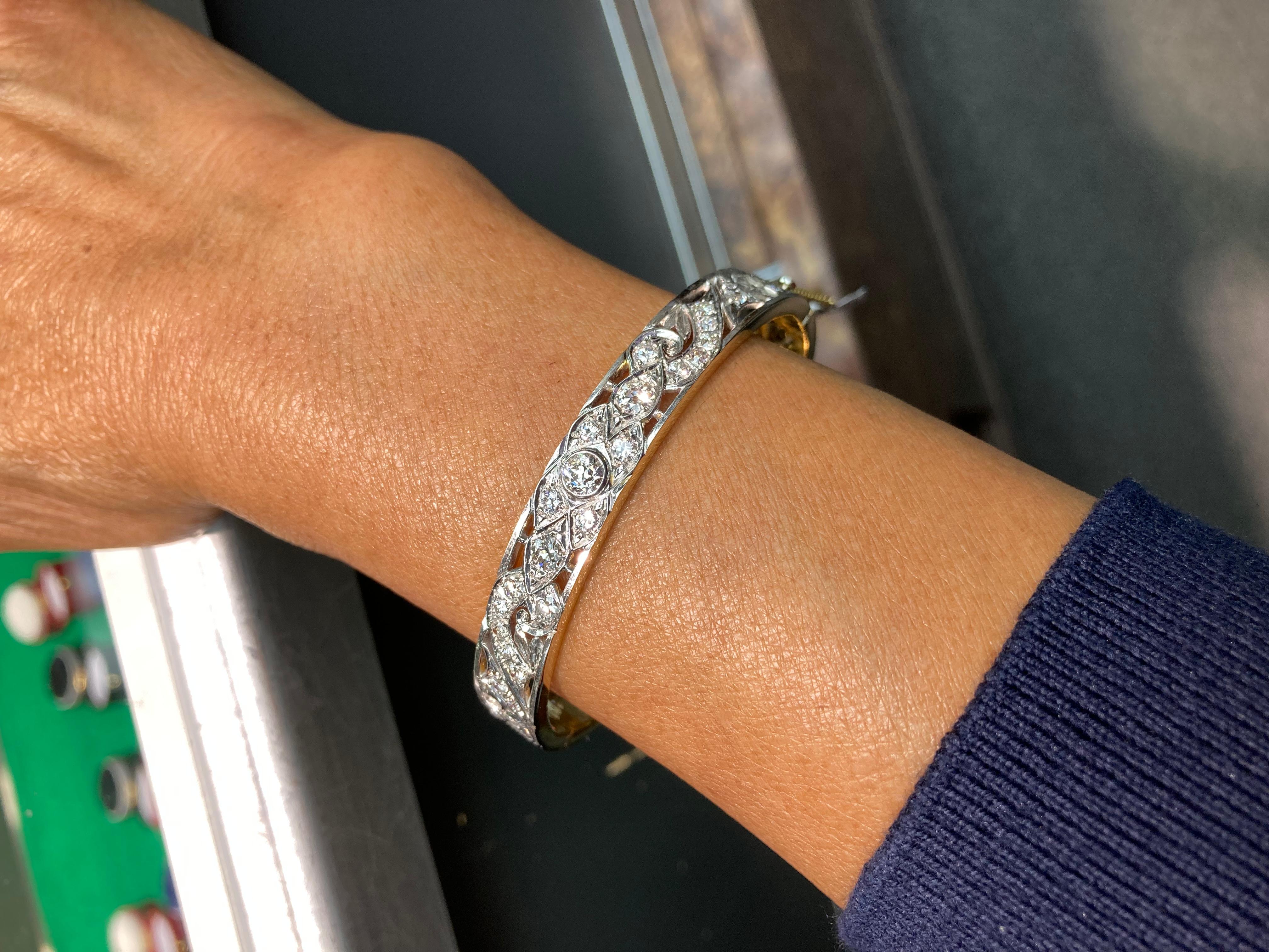 Vintage Diamond Yellow Gold Hinged Bangle Bracelet In Good Condition In Los Angeles, CA