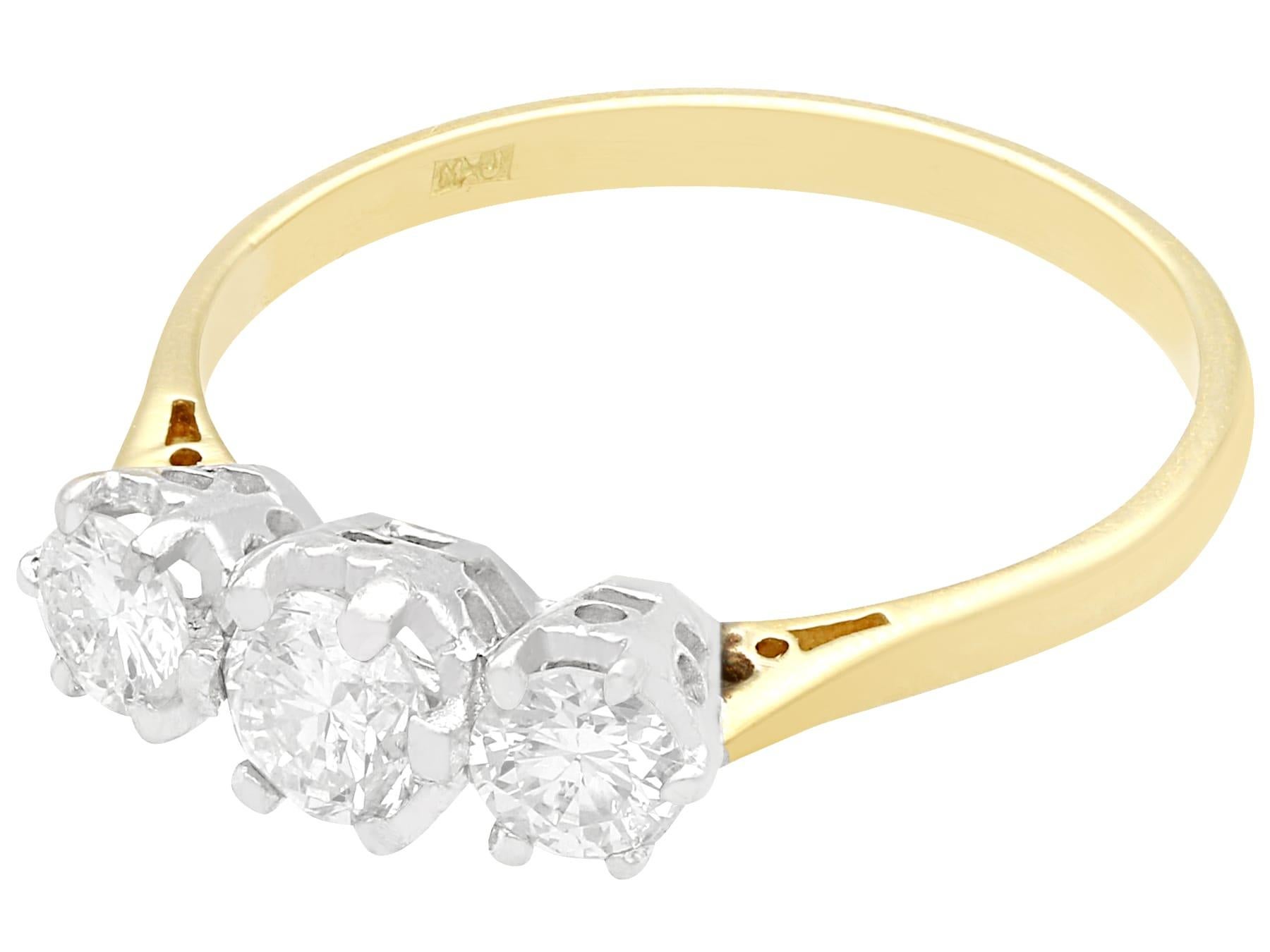 Ein feiner und beeindruckender Vintage-Ring mit 0,85 Karat Diamanten und 18 Karat Gelb- und 18 Karat Weißgold mit drei Steinen; Teil unserer Diamantschmuck- und Nachlassschmuckkollektionen

Dieser beeindruckende Diamantring mit drei Steinen ist aus