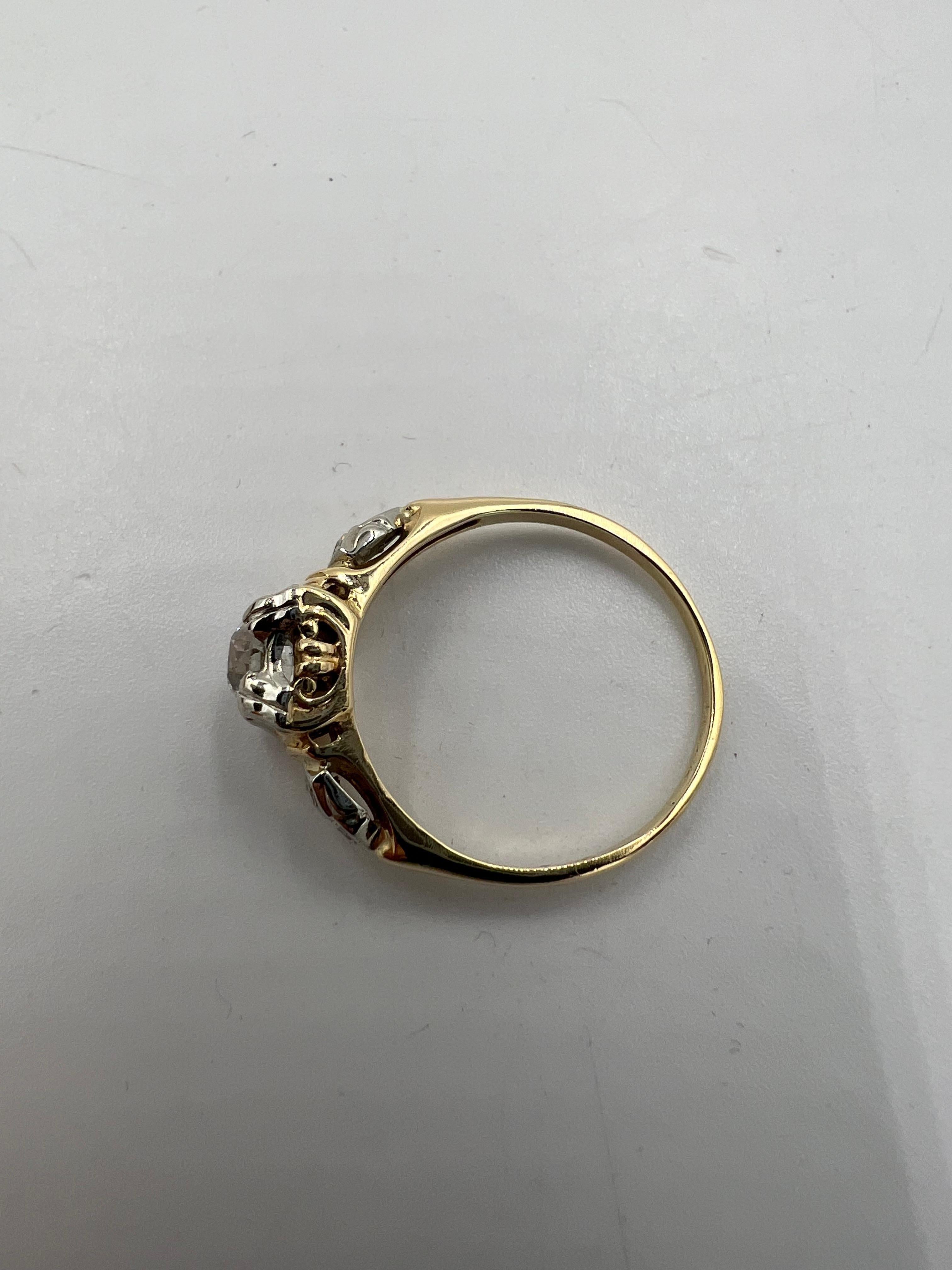 Anello di fidanzamento d'epoca con diamante in oro giallo e bianco CIRCA 1940 in vendita 5