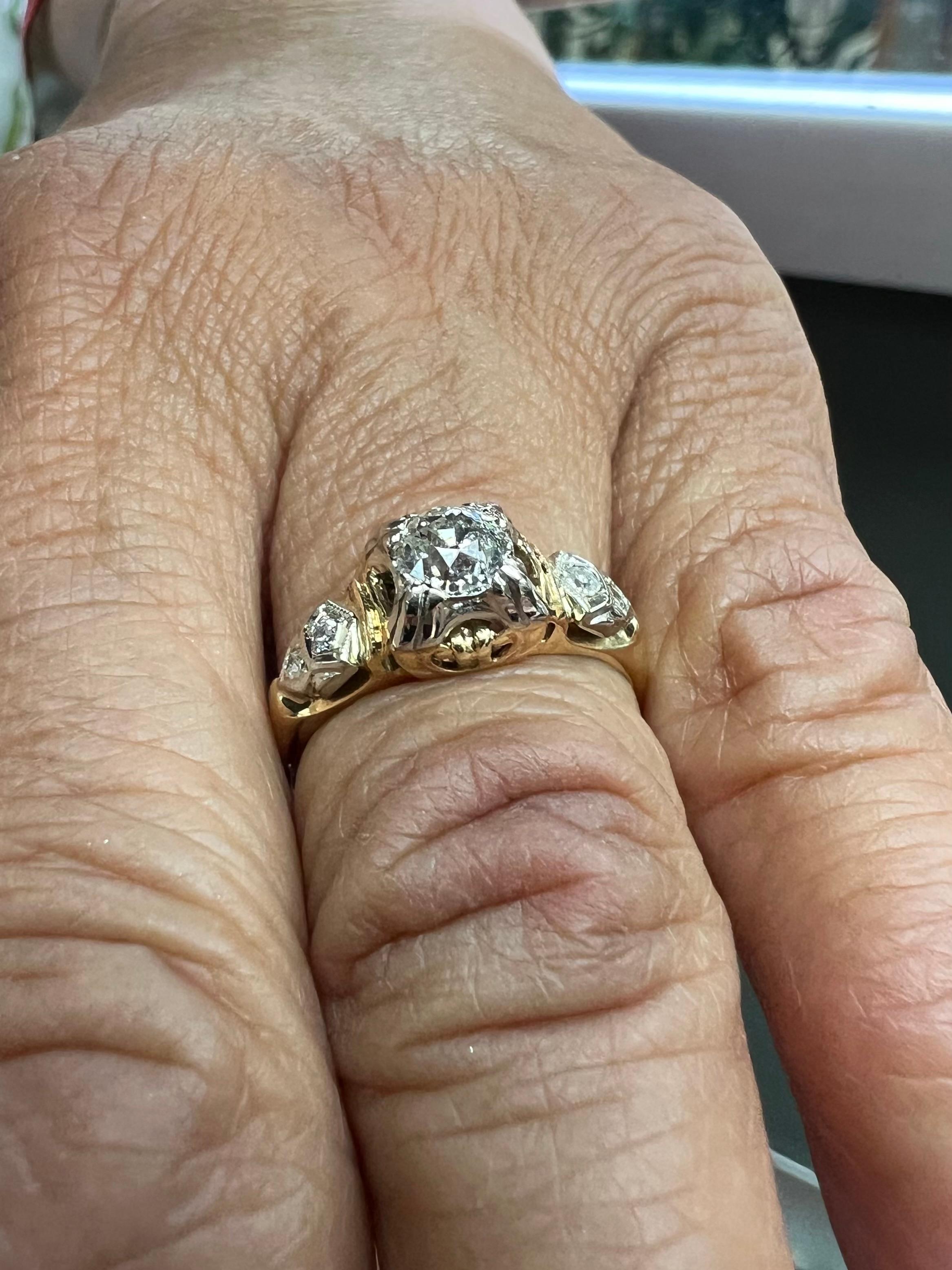 Anello di fidanzamento vintage con diamante in oro giallo e bianco, circa 1940.

  Questo anello di fidanzamento Vintage con diamante bicolore è piuttosto insolito. Il diamante centrale con taglio europeo antico è incastonato in una sezione a