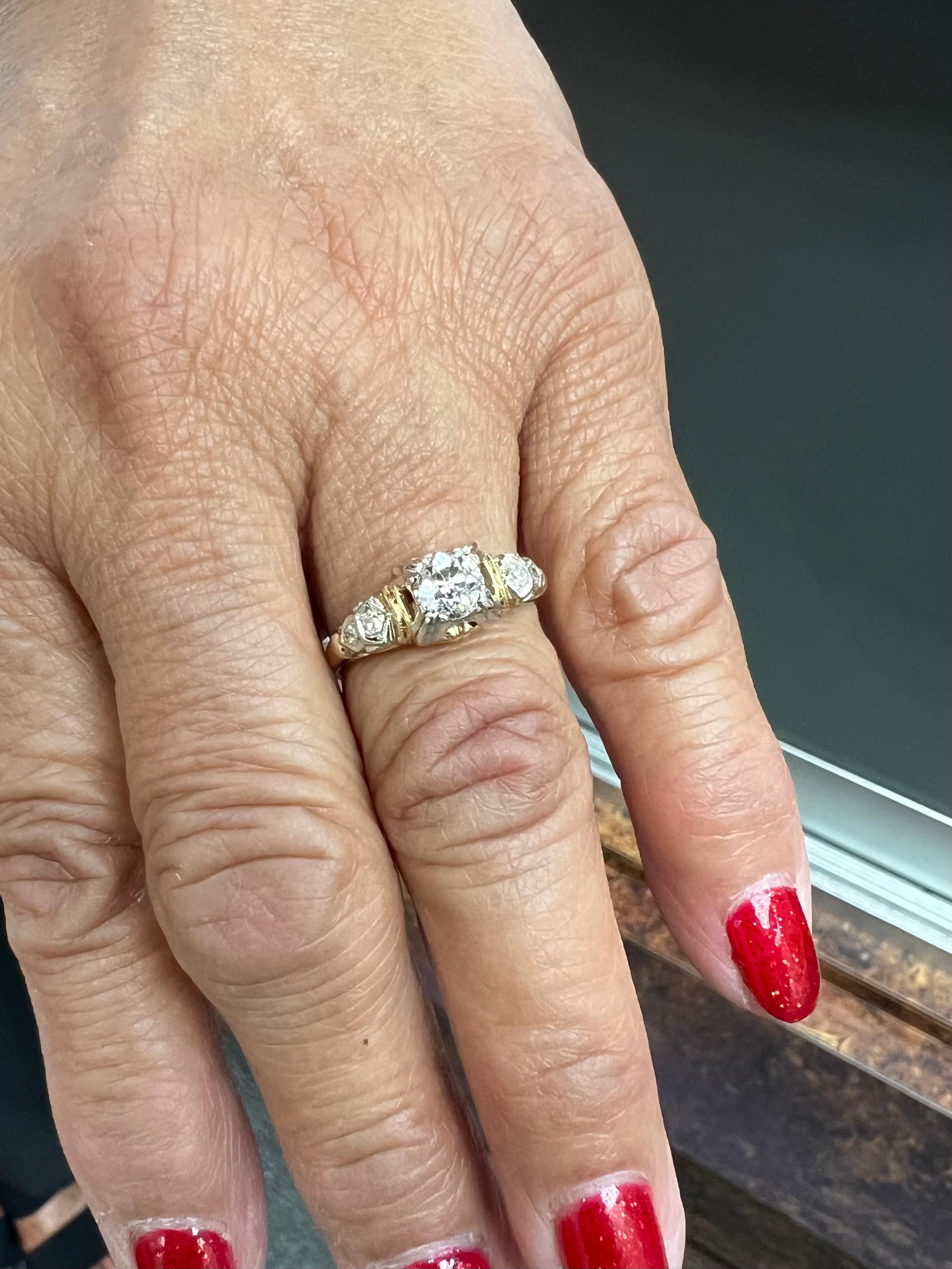 Rétro Anello di fidanzamento d'epoca con diamante in oro giallo e bianco CIRCA 1940 in vendita