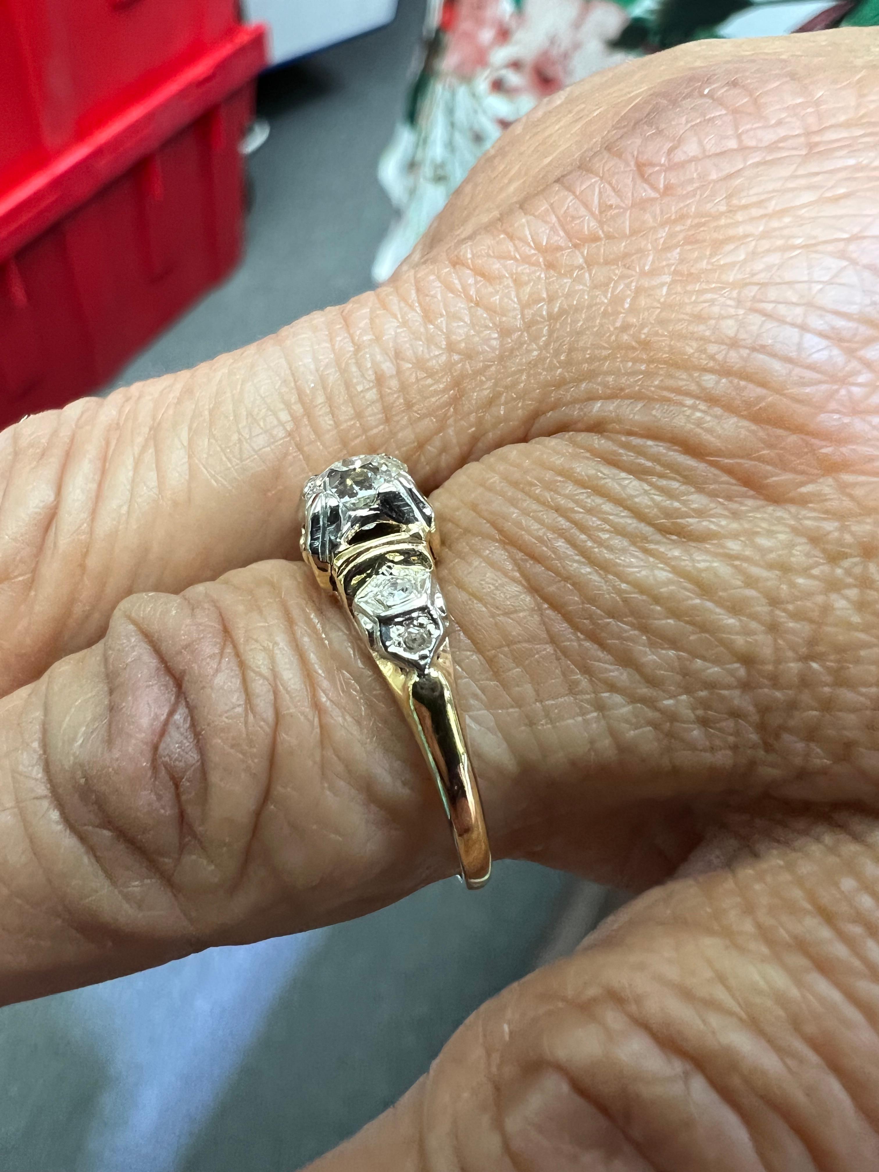 Taglio antico europeo Anello di fidanzamento d'epoca con diamante in oro giallo e bianco CIRCA 1940 in vendita