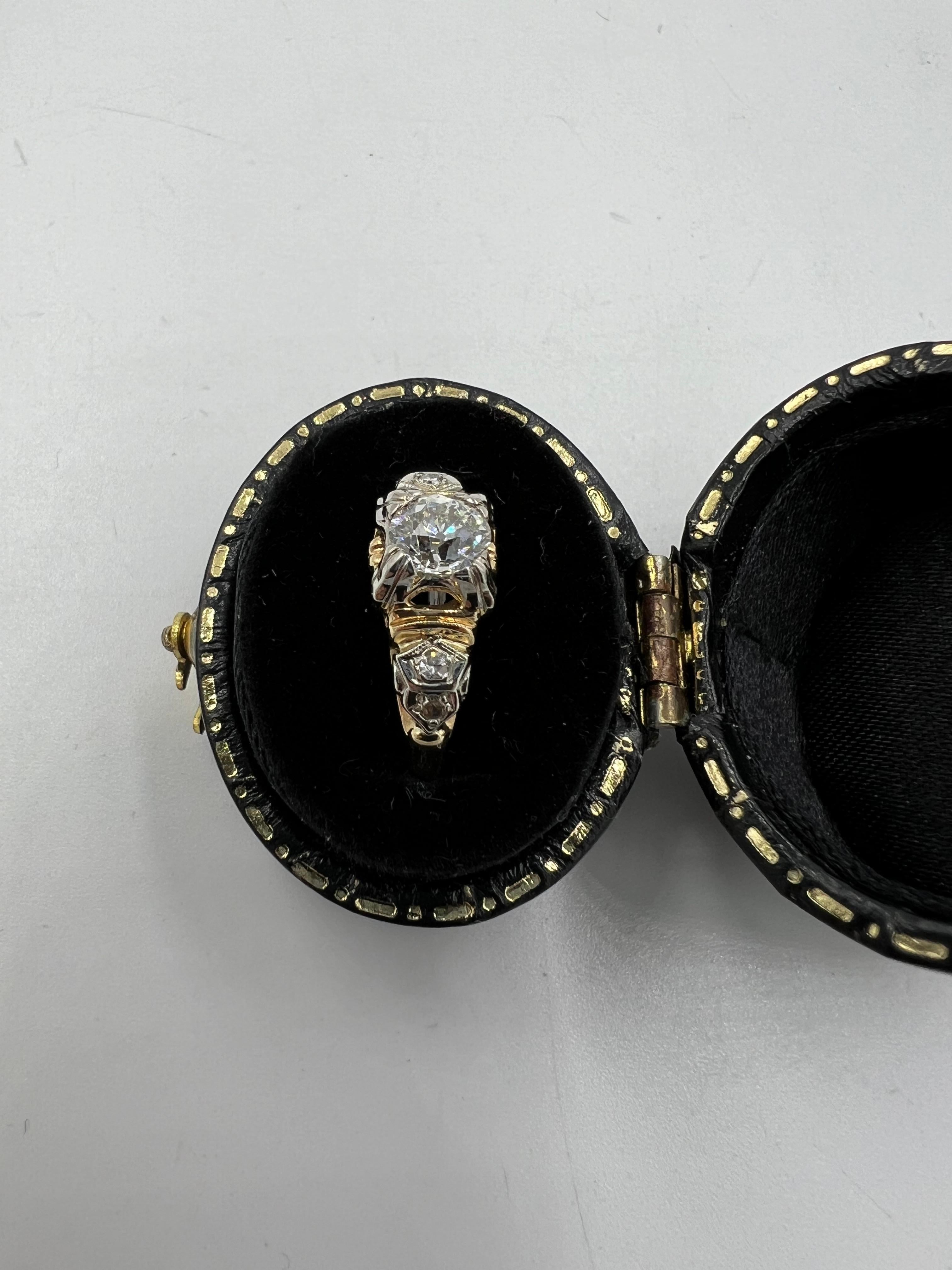 Anello di fidanzamento d'epoca con diamante in oro giallo e bianco CIRCA 1940 in vendita 2