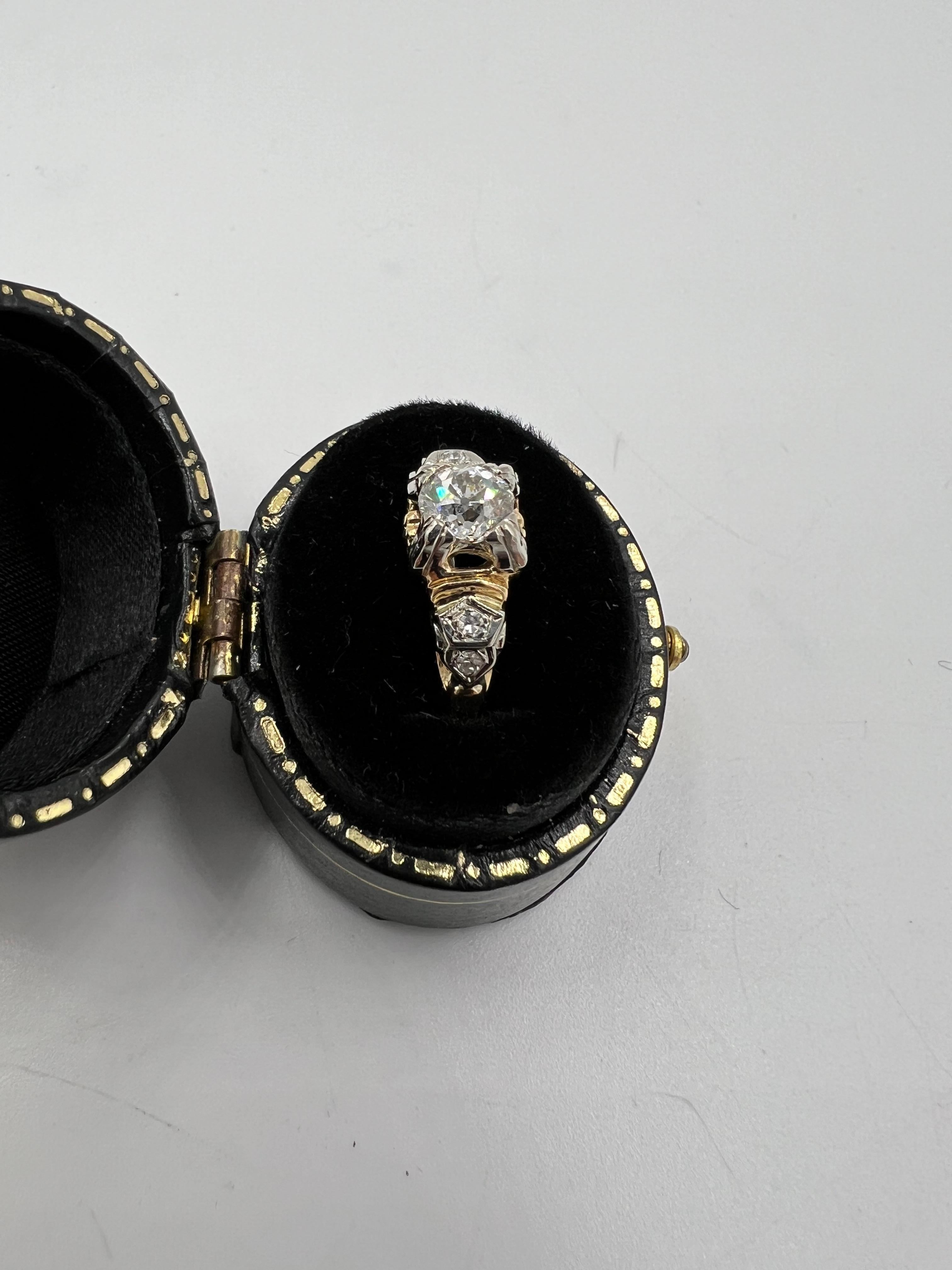 Anello di fidanzamento d'epoca con diamante in oro giallo e bianco CIRCA 1940 in vendita 3