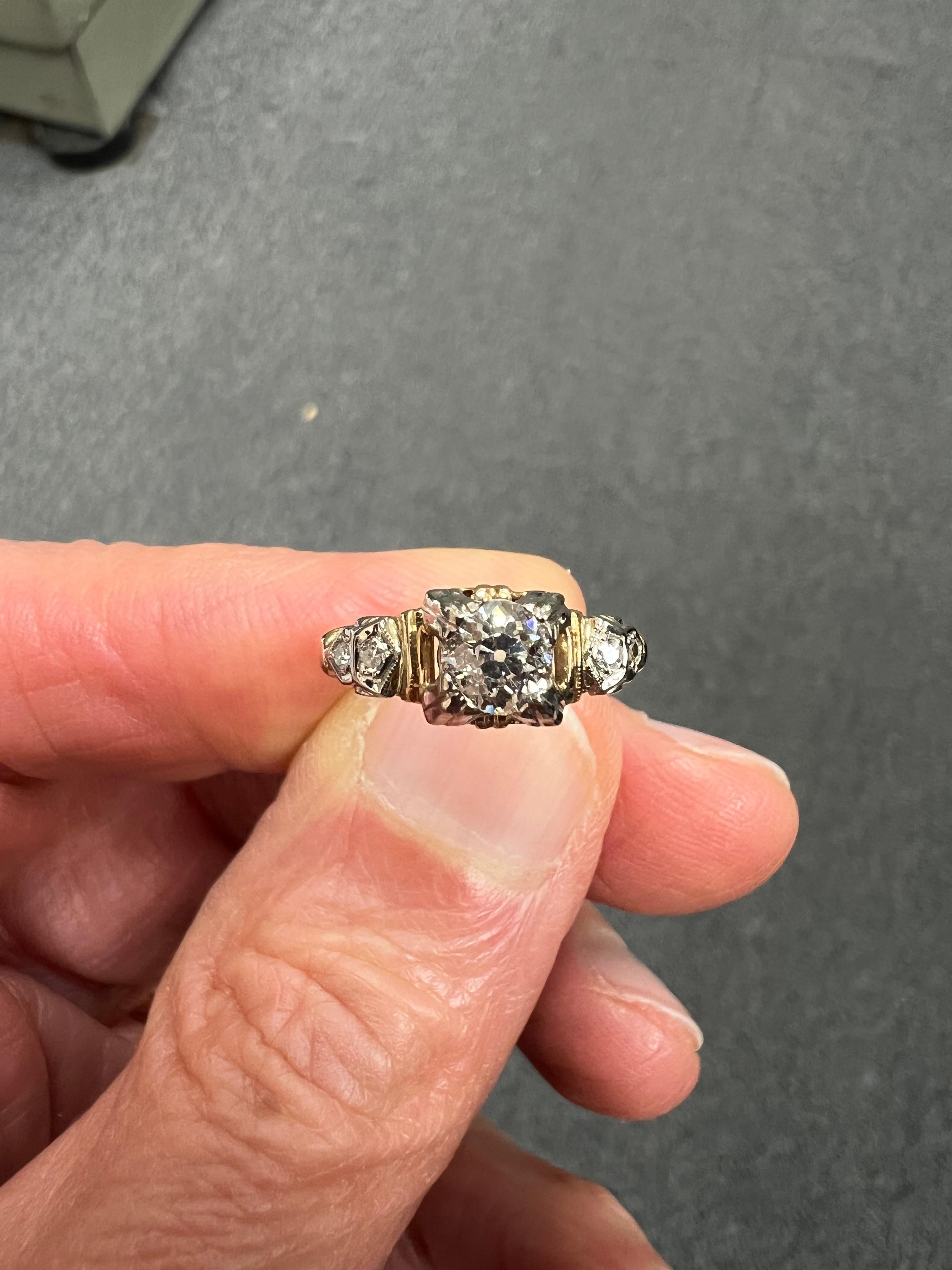 Anello di fidanzamento d'epoca con diamante in oro giallo e bianco CIRCA 1940 in vendita 4