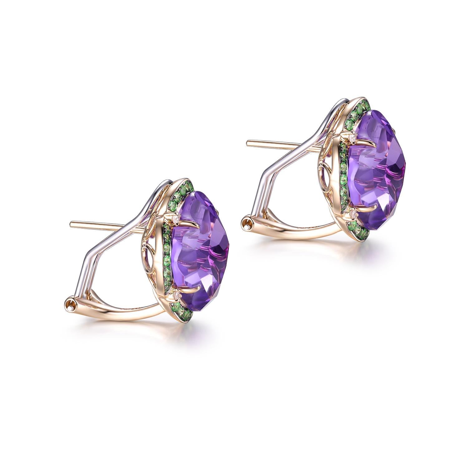 Estos exquisitos pendientes de oro de 14 quilates presentan un vibrante par de gemas de amatista de 15,89 quilates, meticulosamente talladas en una forma única de inspiración floral, que irradian un profundo tono púrpura real.   Alrededor de cada