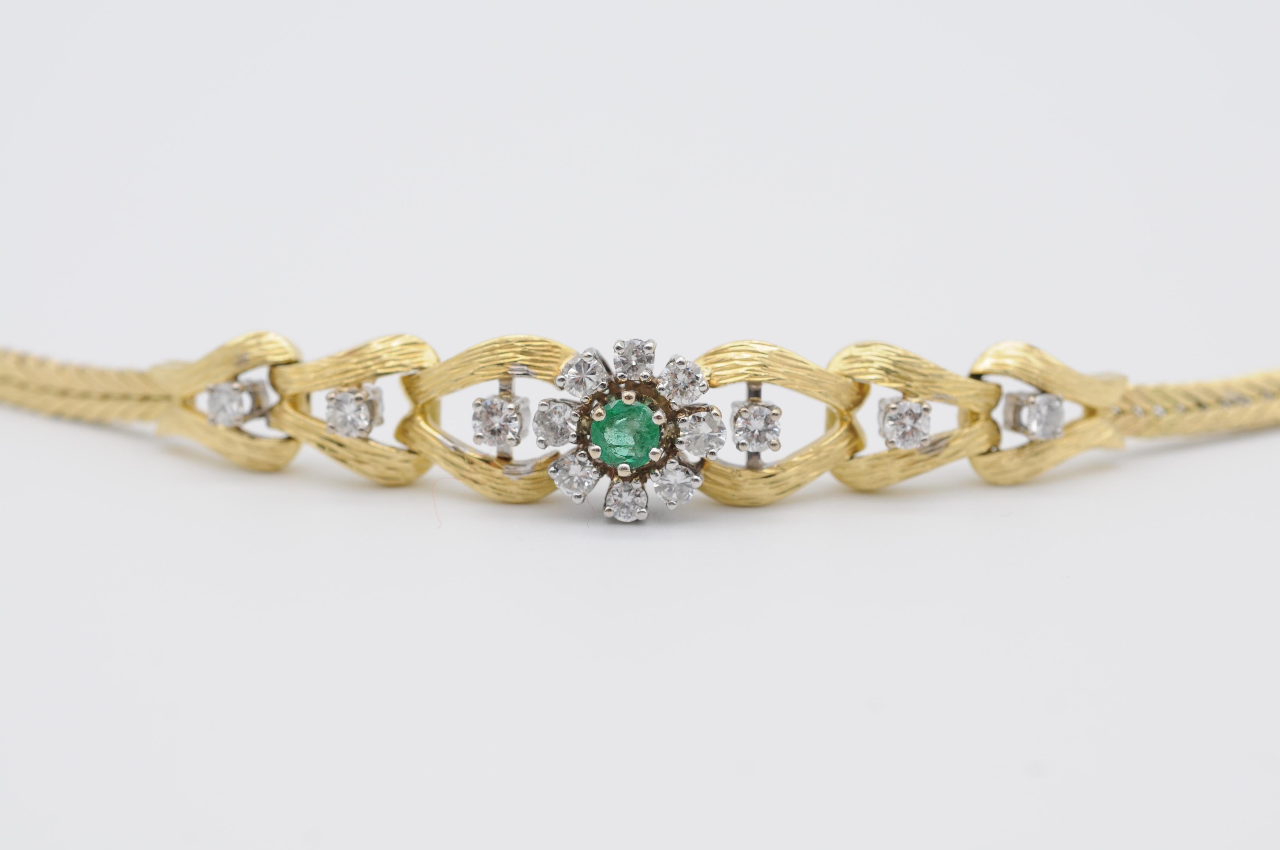 vintage diamonds and emerald Bracelet in 18k Yellow gold For Sale 7