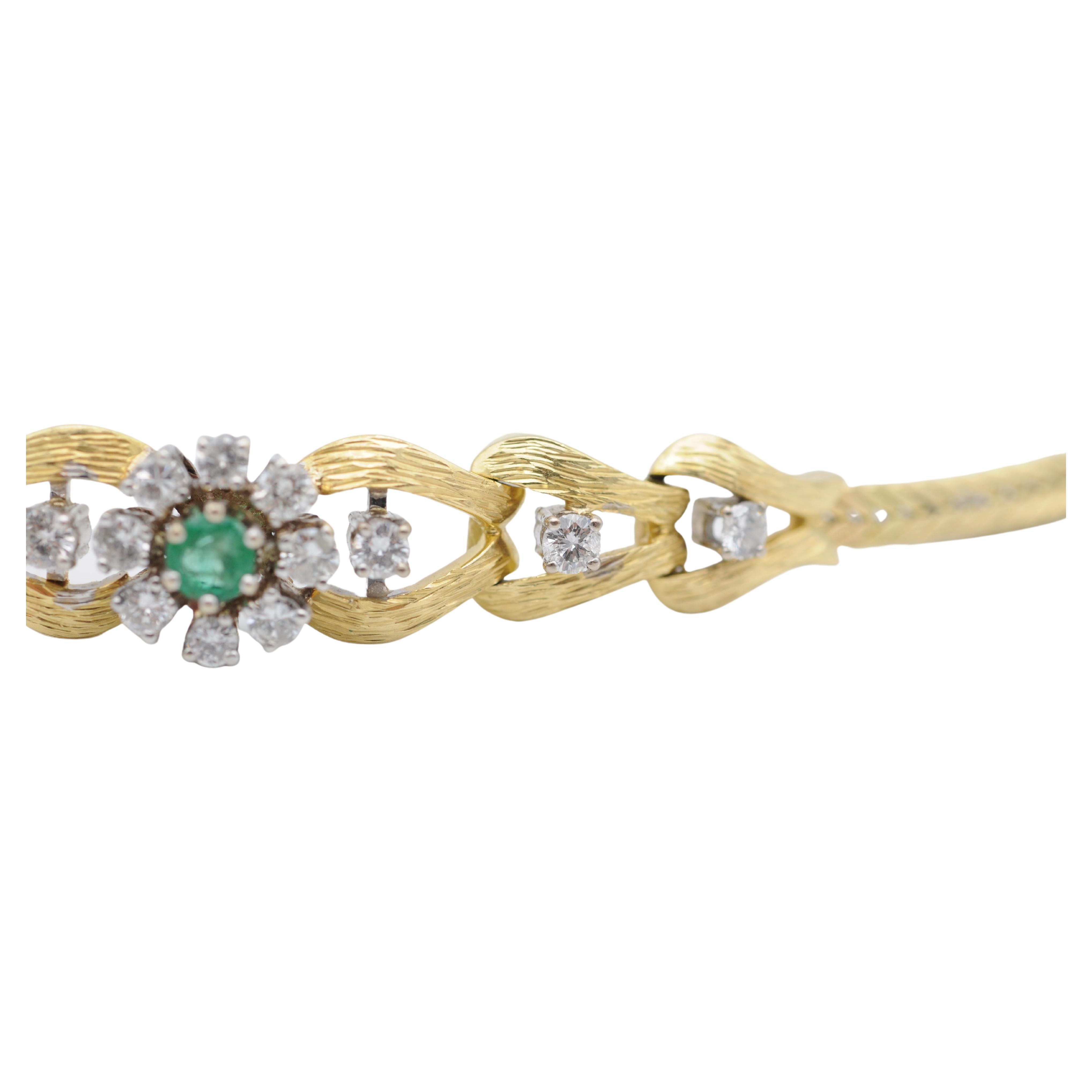 vintage diamonds and emerald Bracelet in 18k Yellow gold For Sale 3