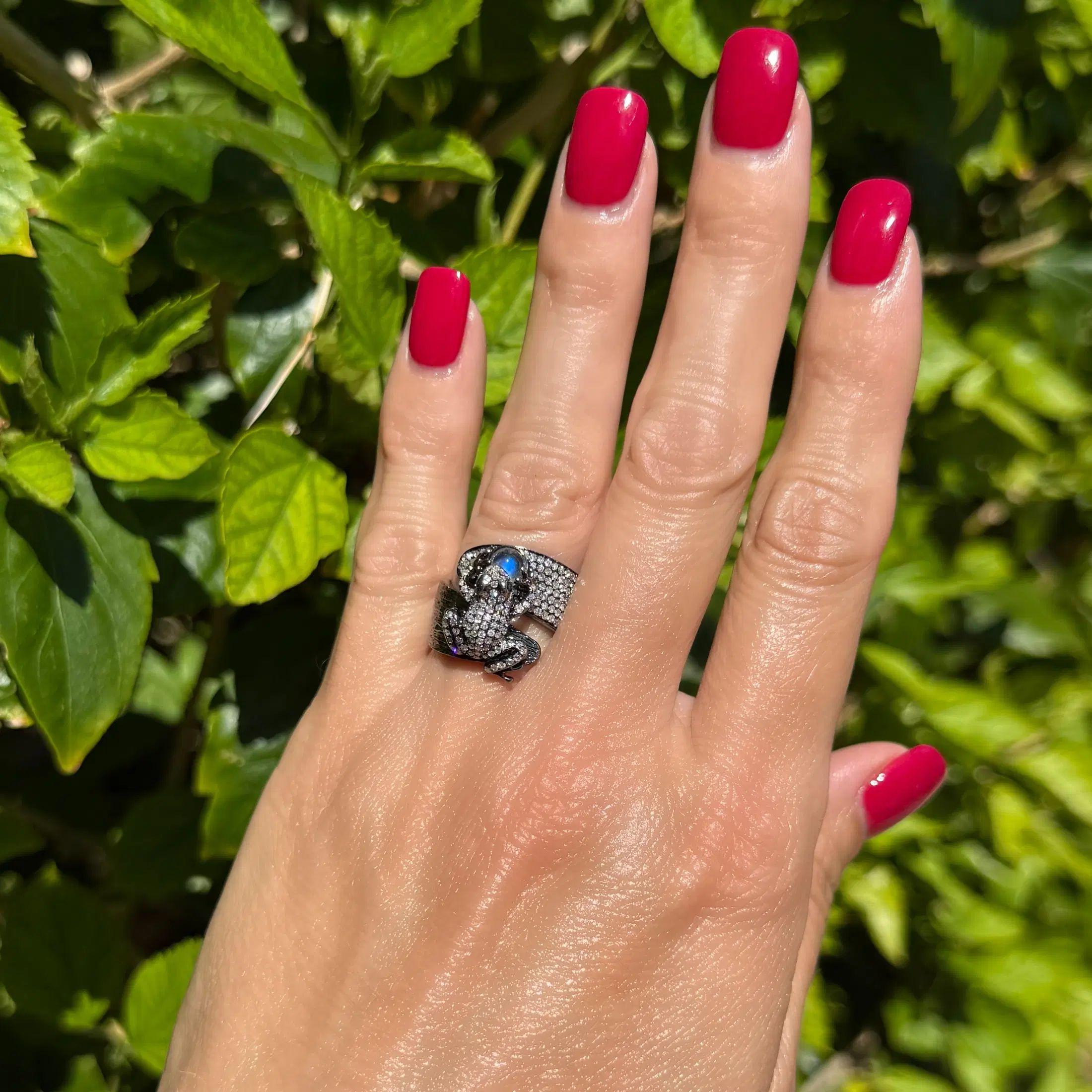 Modernista Anello Rana d'epoca in oro annerito con diamanti e pietra di luna in vendita