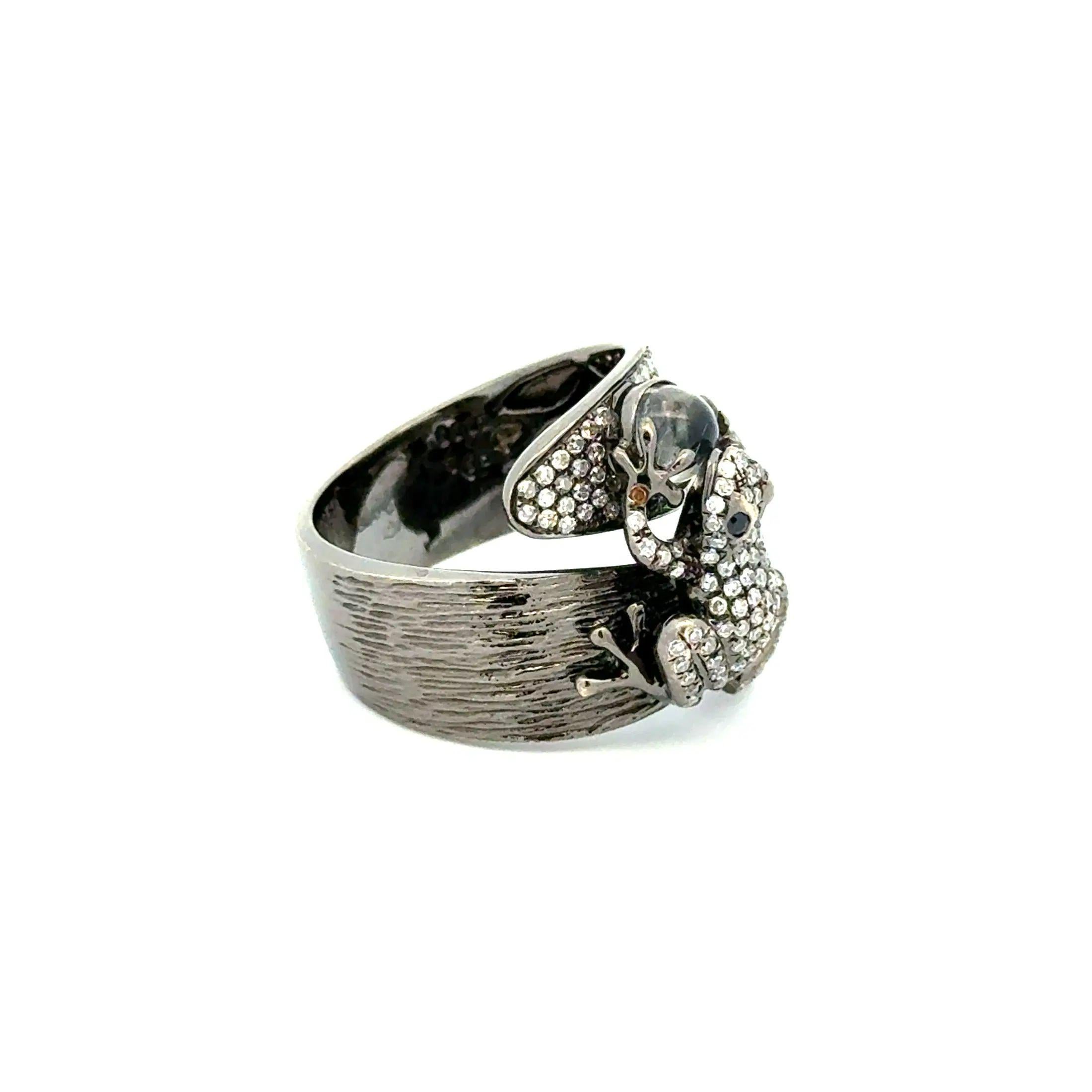 da uomo o donna Anello Rana d'epoca in oro annerito con diamanti e pietra di luna in vendita