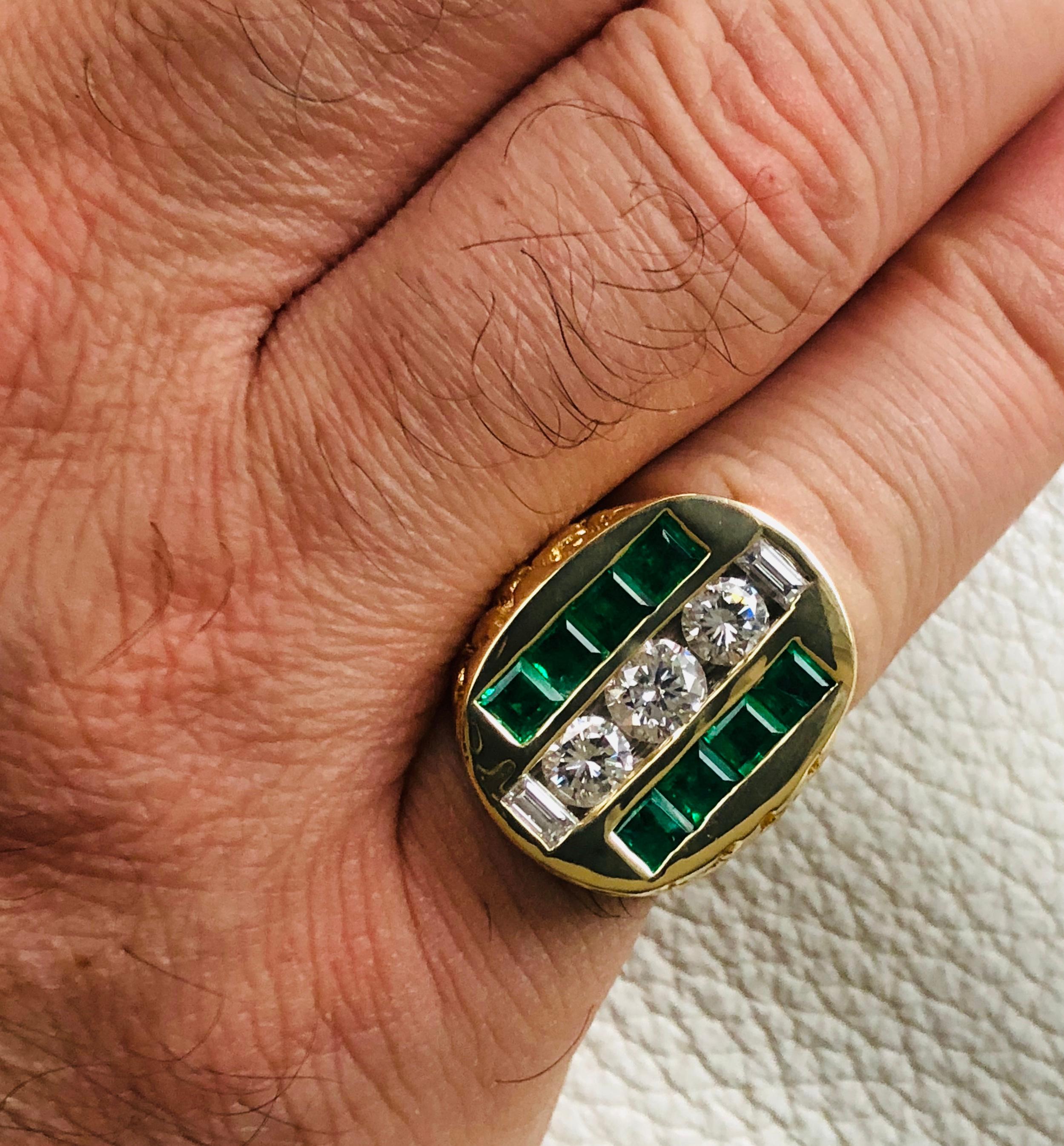 Vintage Diamonds and Emeralds Men’s Ring 18 Karat Gold In Good Condition In Miami, FL